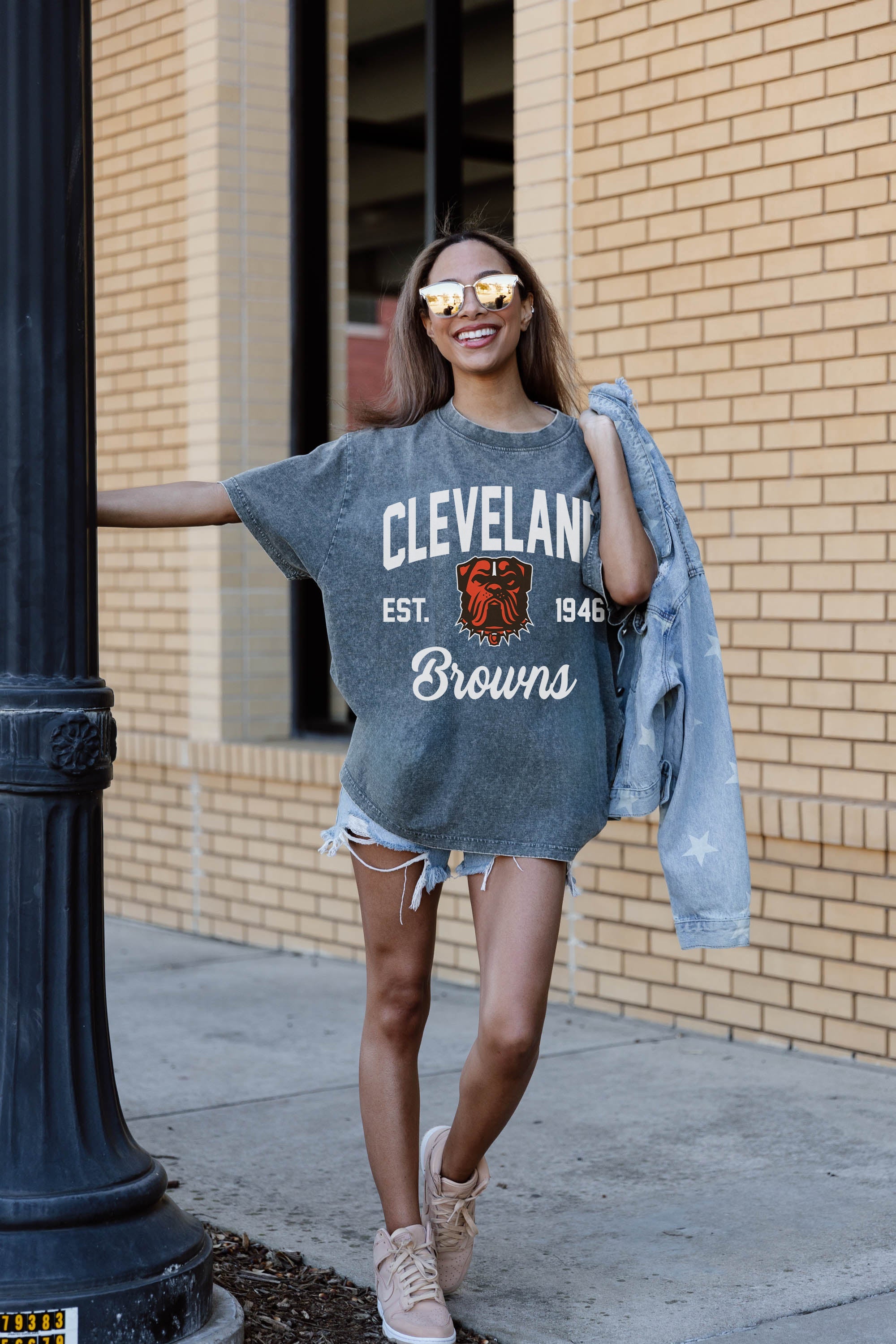 CLEVELAND BROWNS TACKLE TITAN OVERSIZED CREWNECK TEE