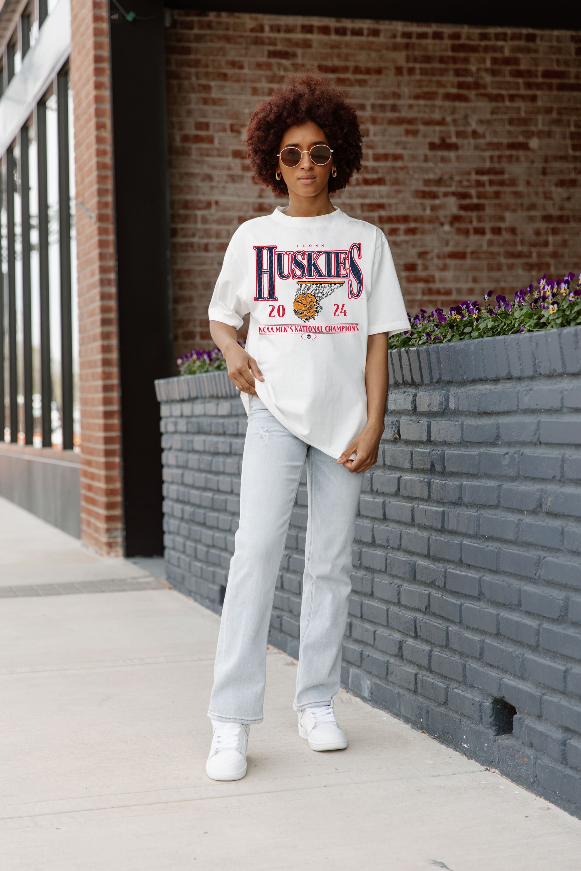 UCONN HUSKIES BUZZER BEATER OVERSIZED CREWNECK TEE