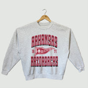ARKANSAS RAZORBACKS PENNANT PRIDE PREMIUM FLEECE DROP SHOULDER CREWNECK PULLOVER