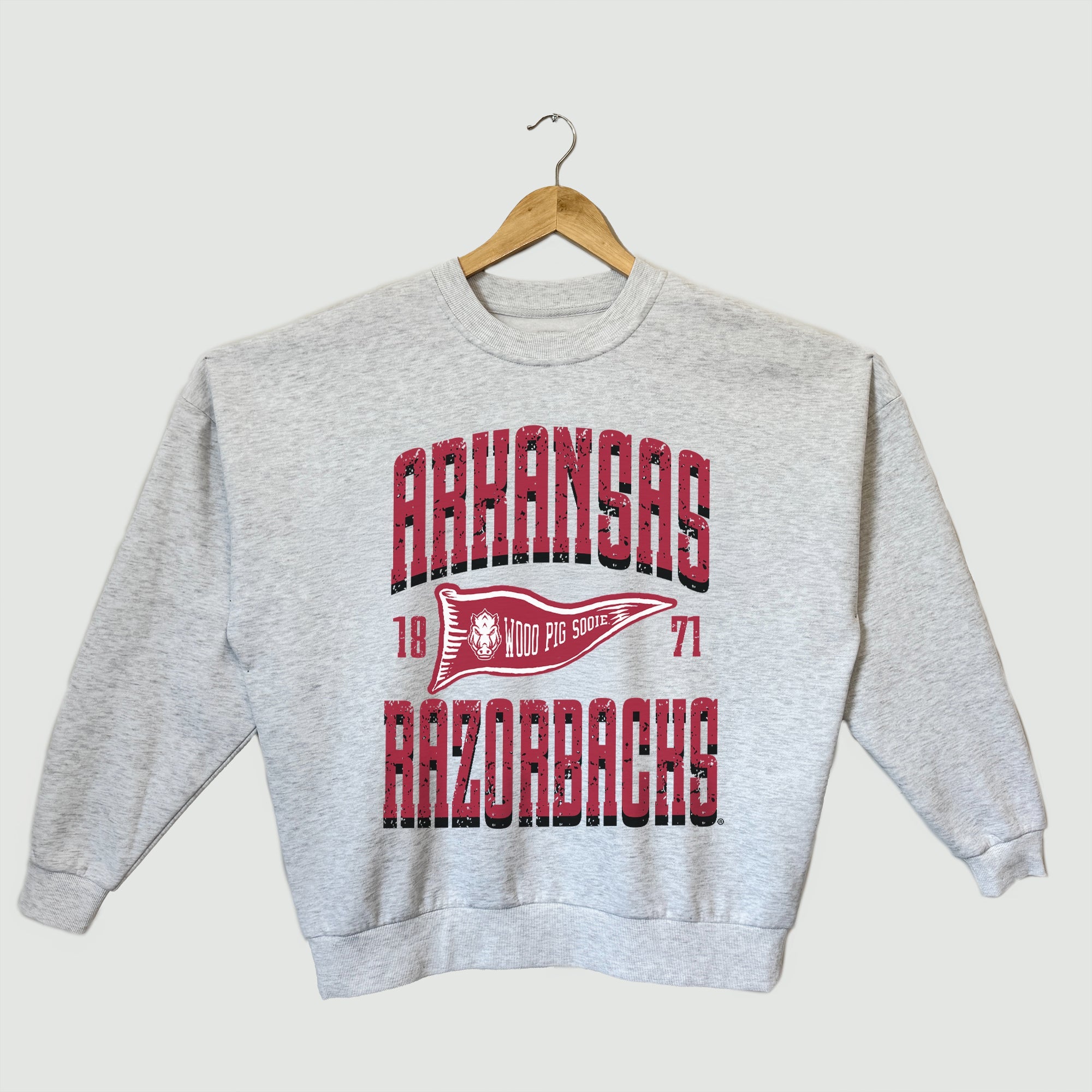 ARKANSAS RAZORBACKS PENNANT PRIDE PREMIUM FLEECE DROP SHOULDER CREWNECK PULLOVER