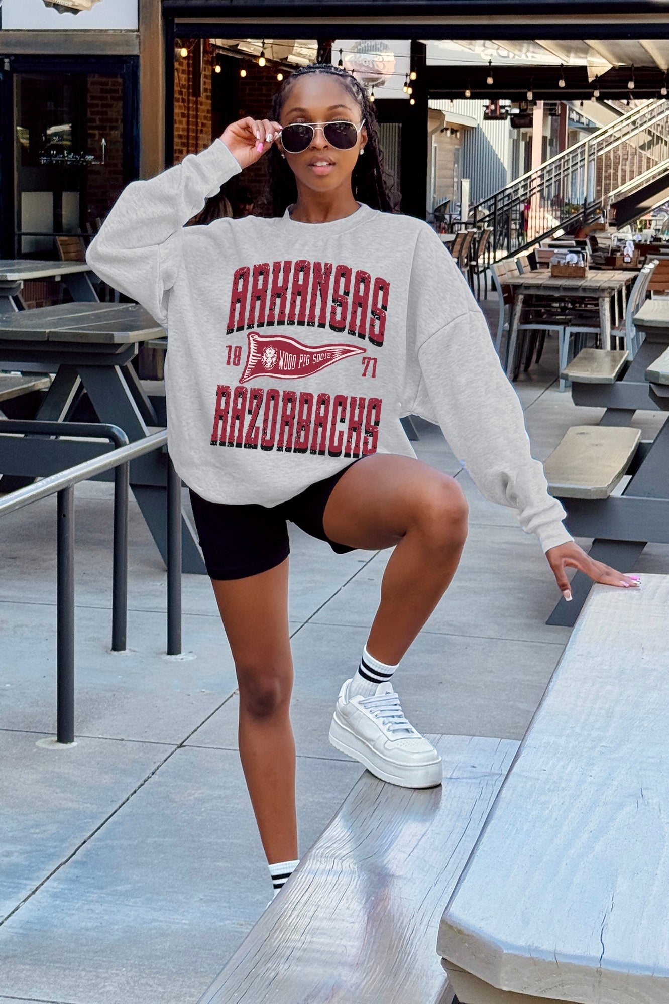 ARKANSAS RAZORBACKS PENNANT PRIDE PREMIUM FLEECE DROP SHOULDER CREWNECK PULLOVER