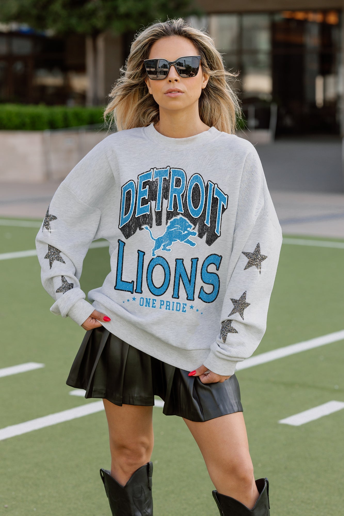 DETROIT LIONS RESILIENCE STAR EMBELLISHED CREW SWEATSHIRT