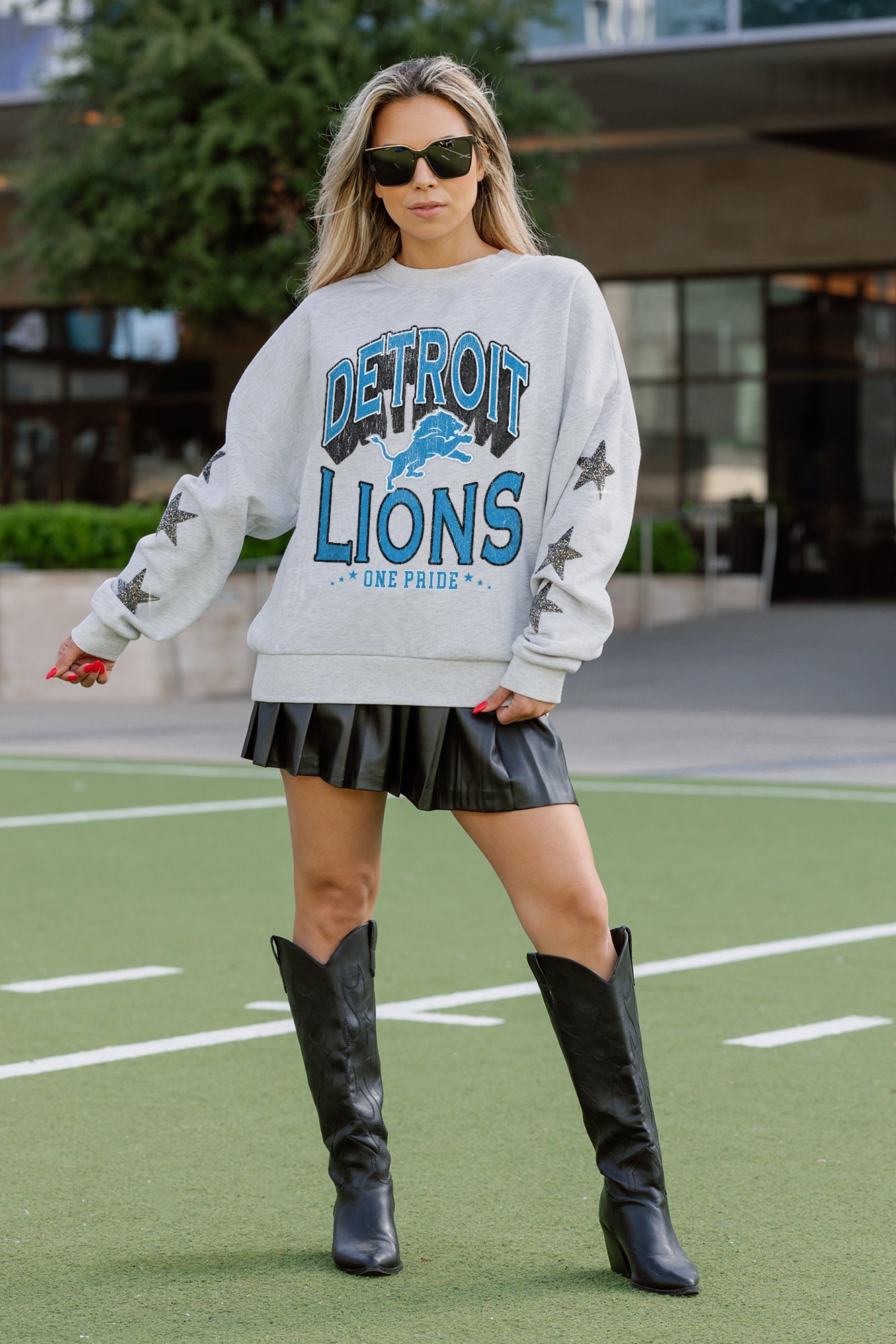 DETROIT LIONS RESILIENCE STAR EMBELLISHED CREW SWEATSHIRT