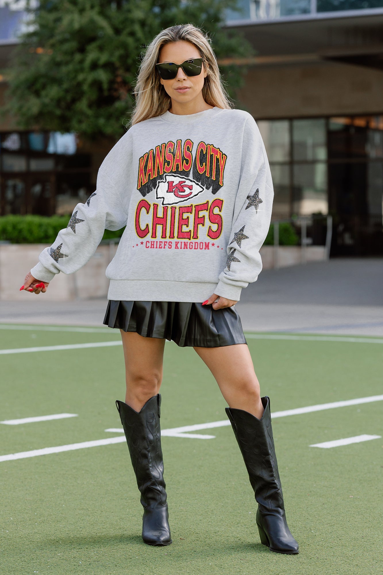 KANSAS CITY CHIEFS RESILIENCE STAR EMBELLISHED CREW SWEATSHIRT
