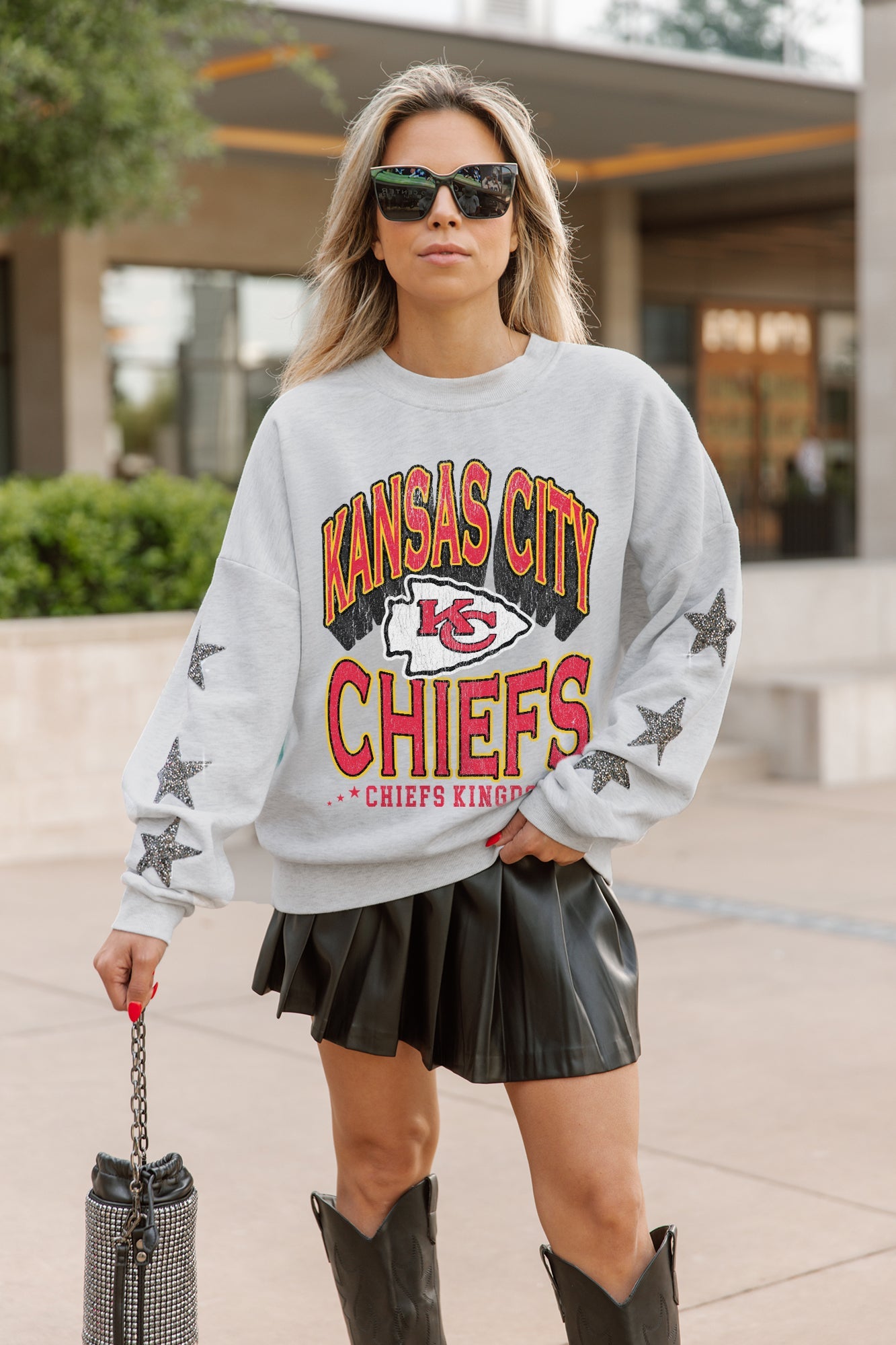 KANSAS CITY CHIEFS RESILIENCE STAR EMBELLISHED CREW SWEATSHIRT