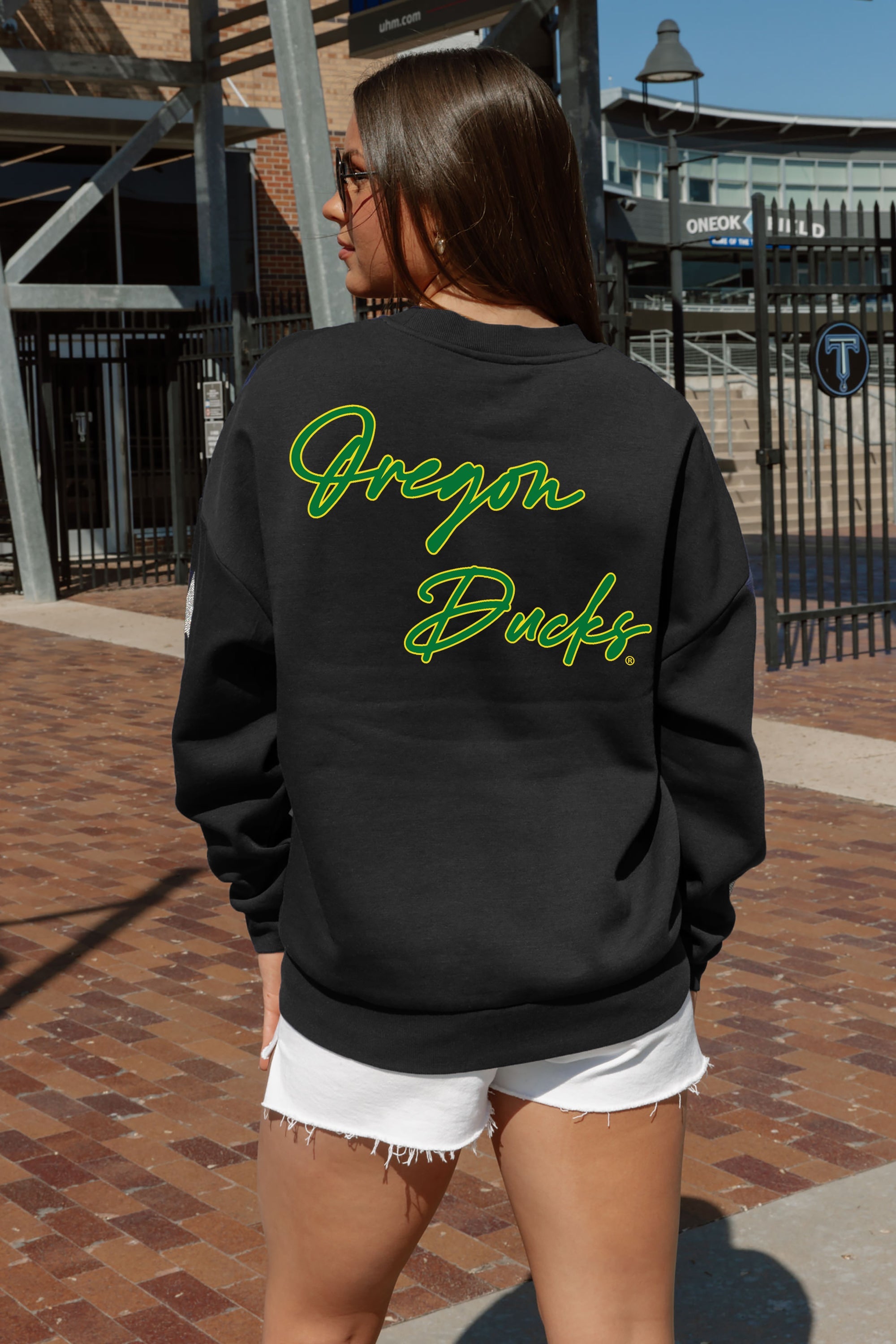 OREGON DUCKS DEDICATION EMBELLISHED STAR SLEEVE CREWNECK PULLOVER