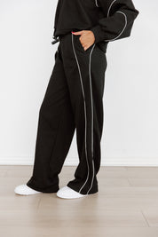 SPORTY ELEGANCE: FRENCH TERRY TRACKSUIT IN BLACK