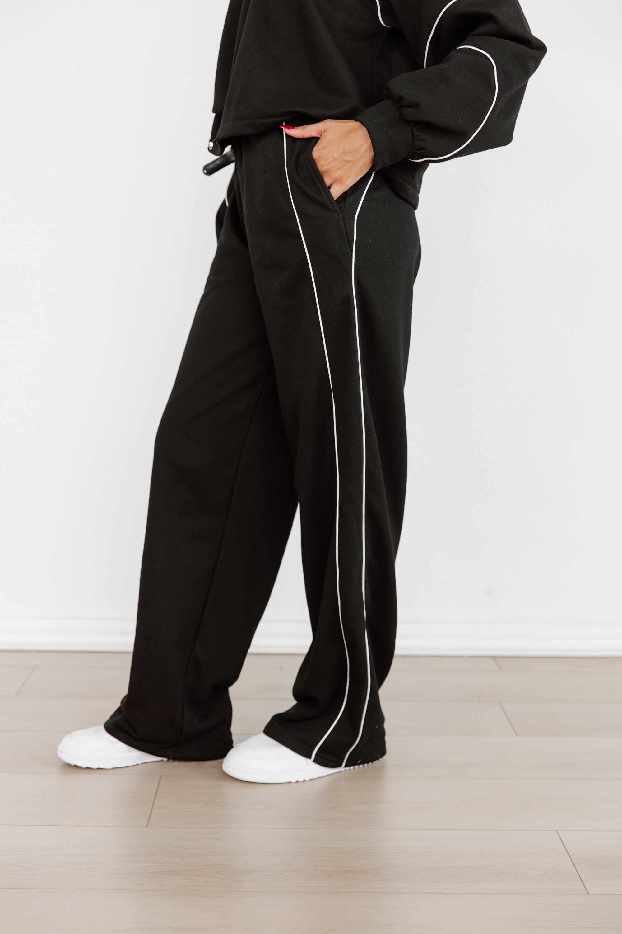 SPORTY ELEGANCE: FRENCH TERRY TRACKSUIT IN BLACK