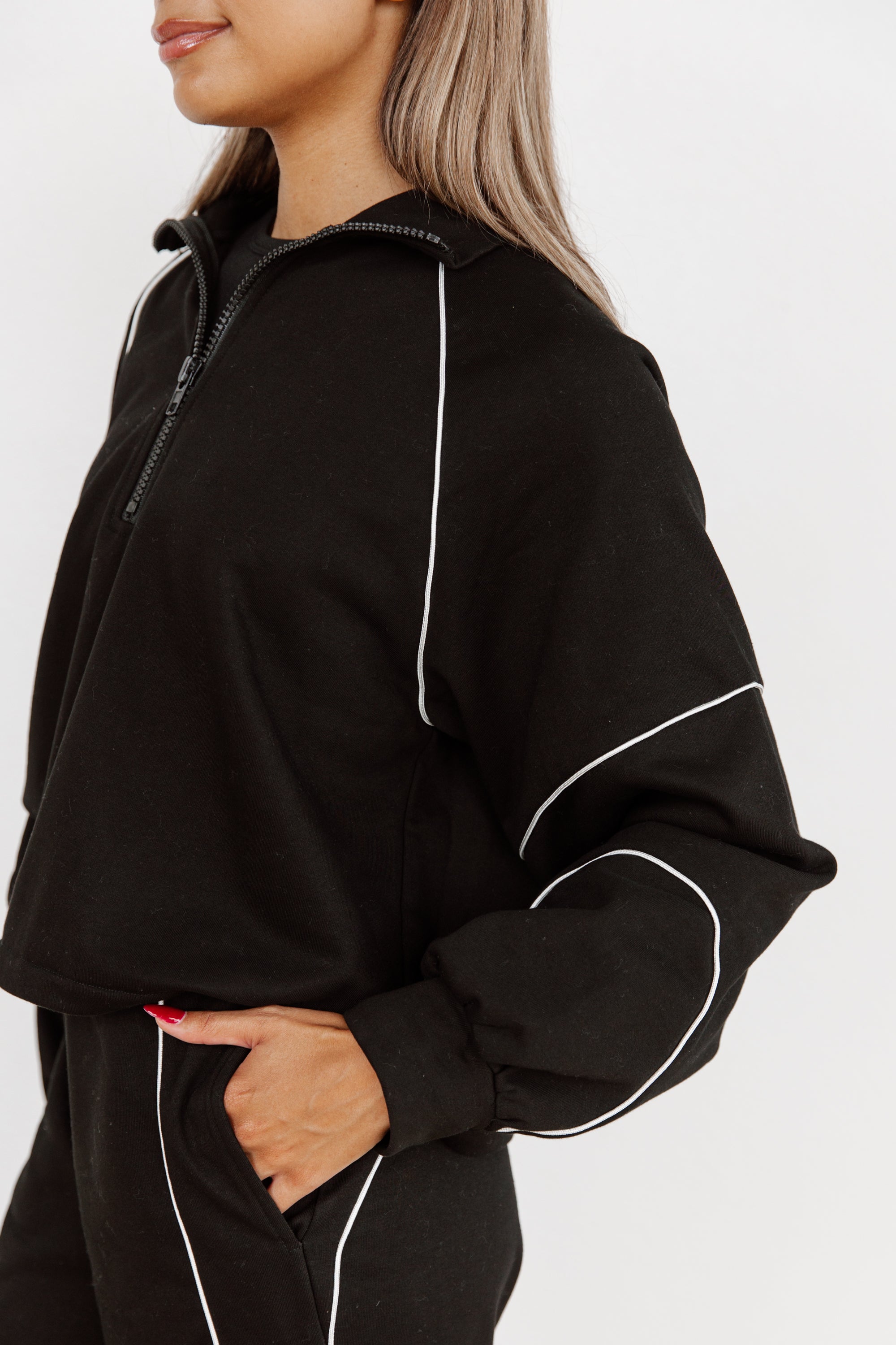 SPORTY ELEGANCE: FRENCH TERRY TRACKSUIT IN BLACK