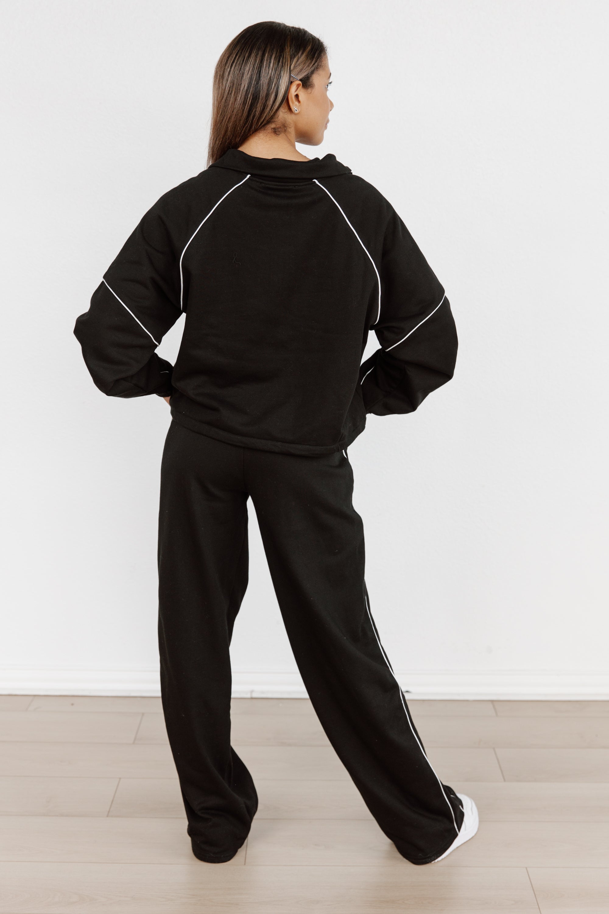 SPORTY ELEGANCE: FRENCH TERRY TRACKSUIT IN BLACK