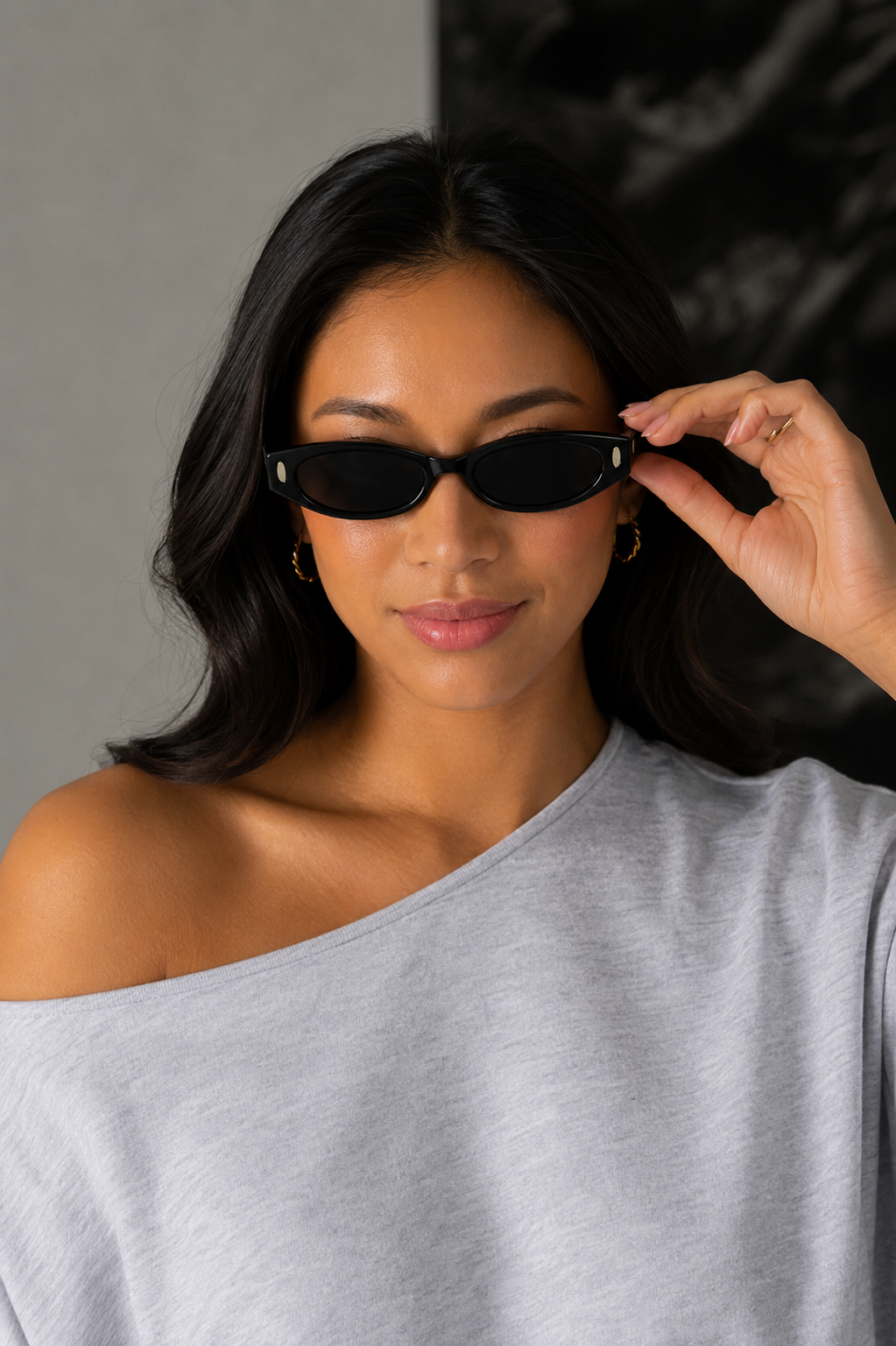 MODERN MUSE BUCKLE ROUND SUNGLASSES IN BLACK