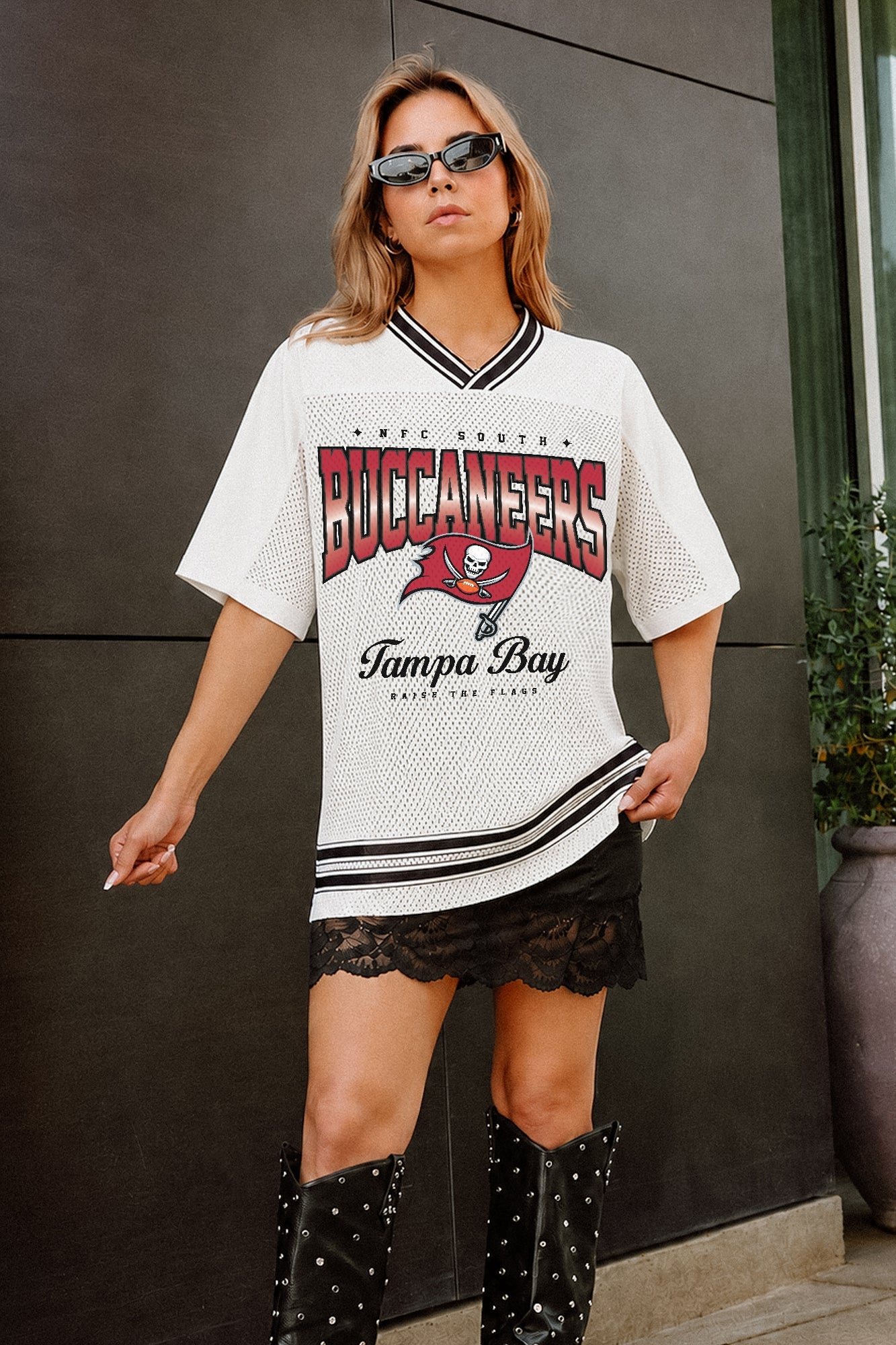 TAMPA BAY BUCCANEERS SQUAD MENTALITY OVERSIZED MESH FASHION TOP