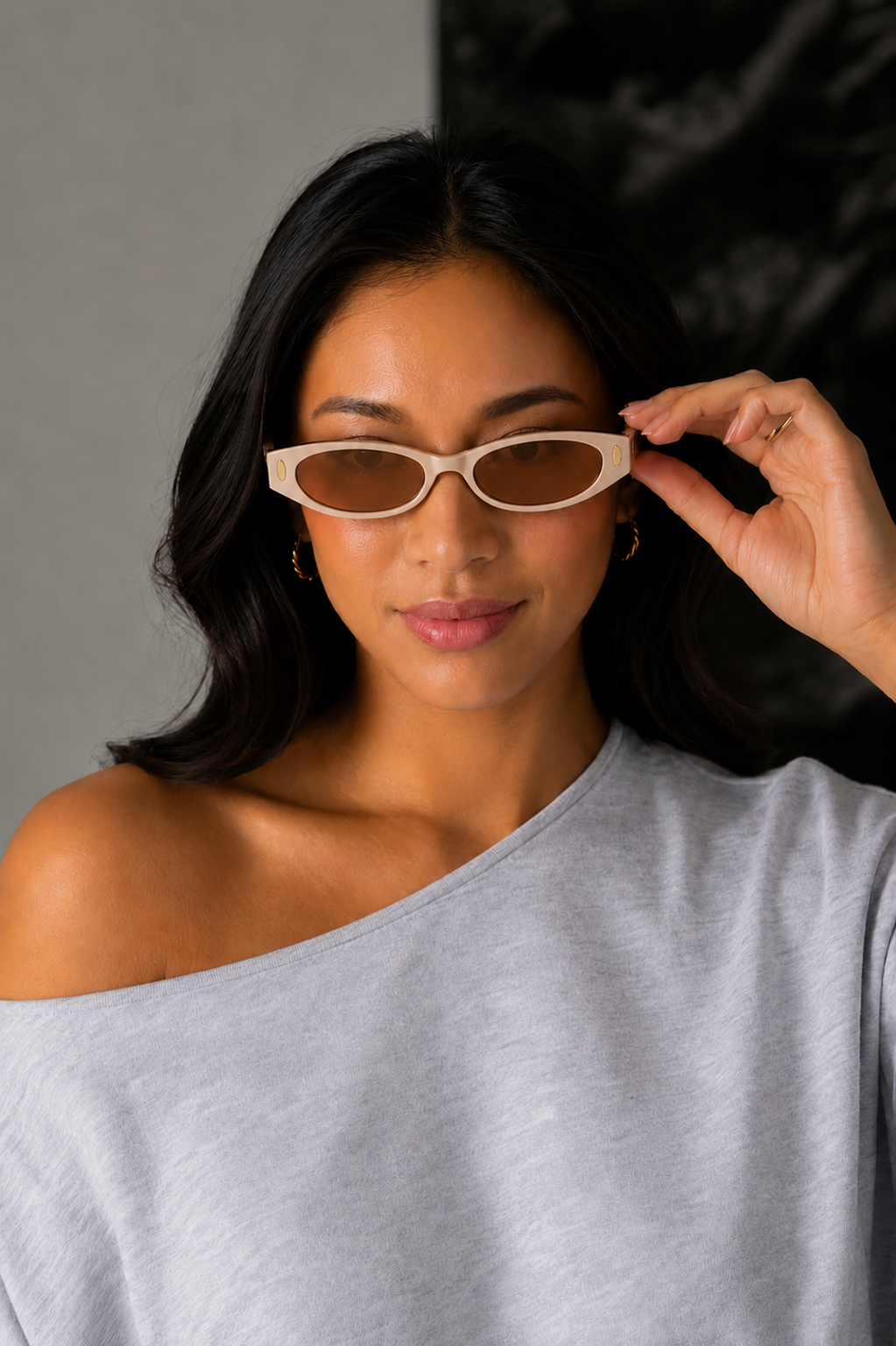 MODERN MUSE BUCKLE ROUND SUNGLASSES IN IVORY