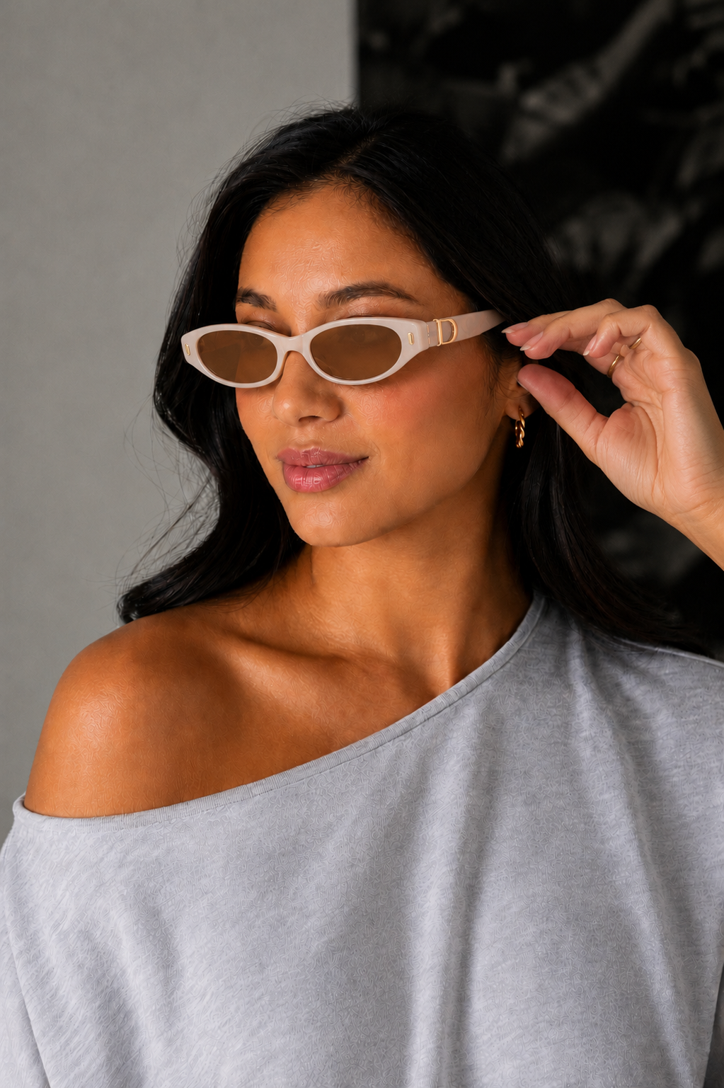 MODERN MUSE BUCKLE ROUND SUNGLASSES IN IVORY