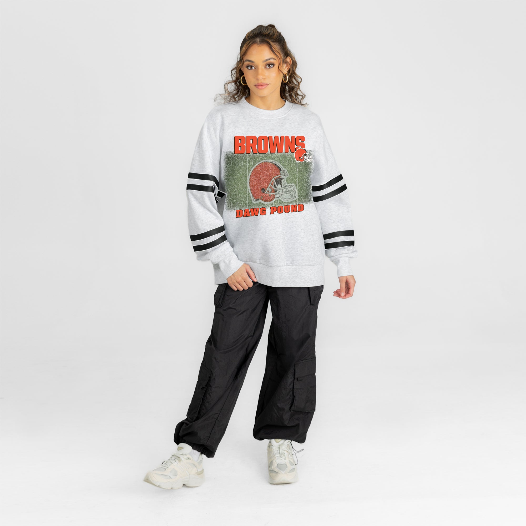 CLEVELAND BROWNS OFF THE GRID STRIPE SLEEVE CREWNECK SWEATSHIRT