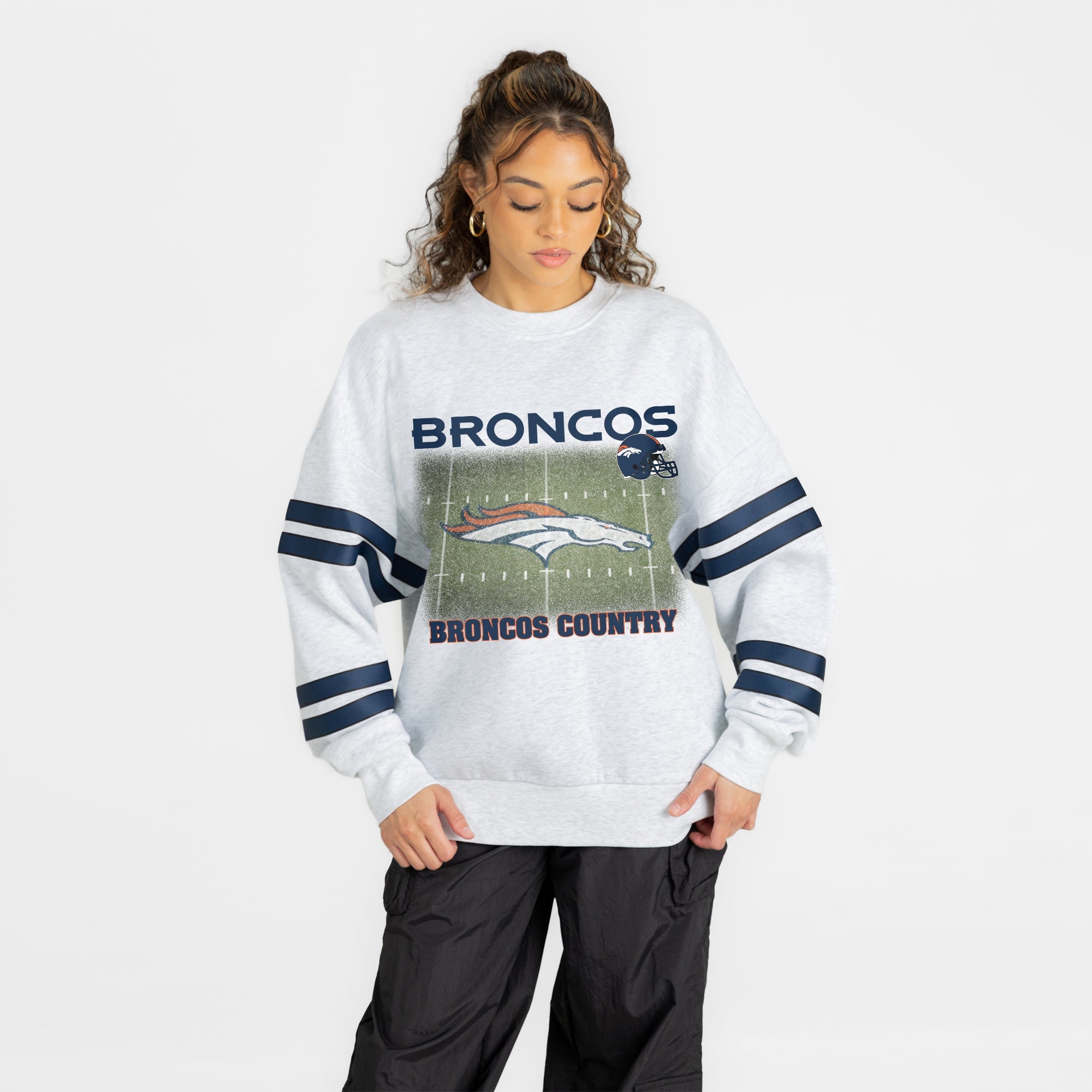 DENVER BRONCOS OFF THE GRID STRIPE SLEEVE CREWNECK SWEATSHIRT