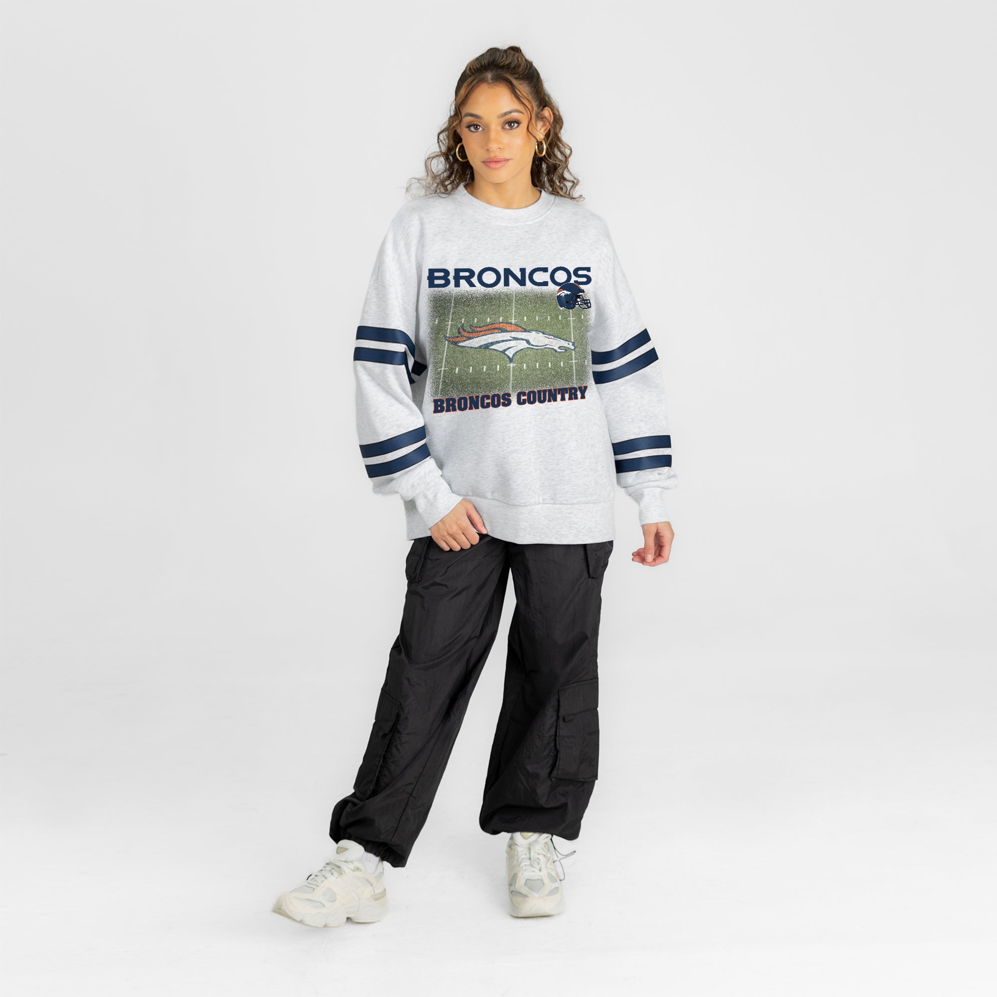 DENVER BRONCOS OFF THE GRID STRIPE SLEEVE CREWNECK SWEATSHIRT