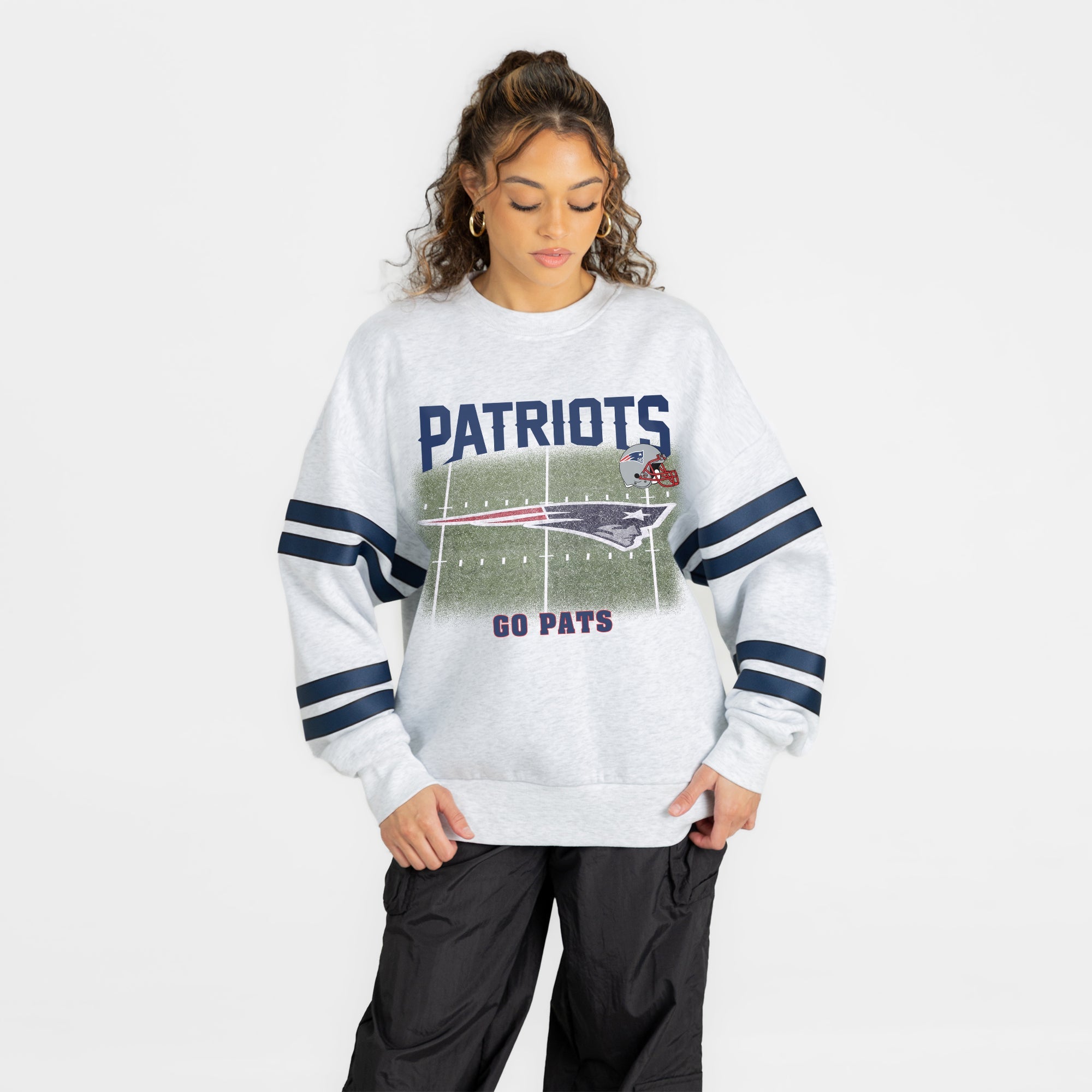 NEW ENGLAND PATRIOTS OFF THE GRID STRIPE SLEEVE CREWNECK SWEATSHIRT