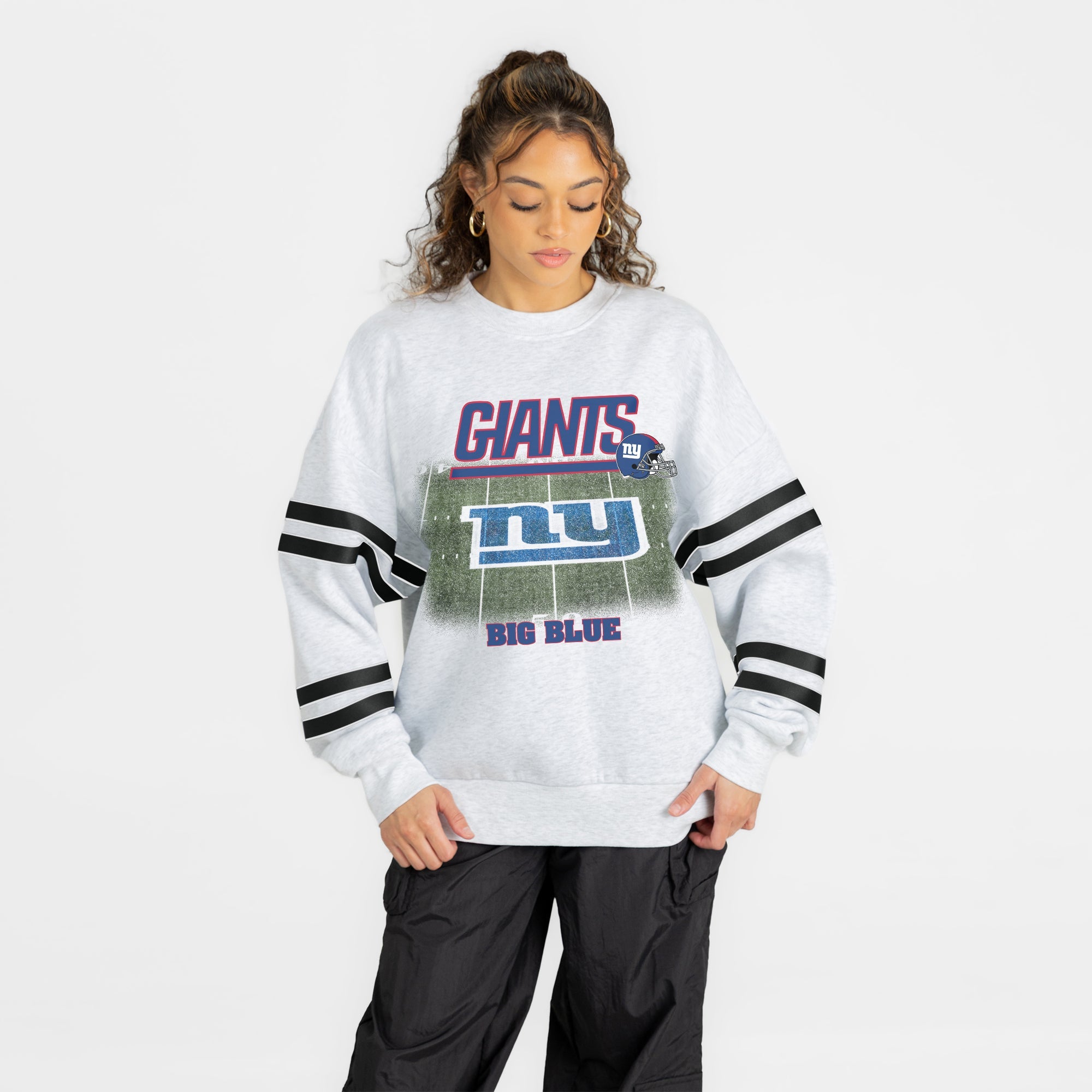 NEW YORK GIANTS OFF THE GRID STRIPE SLEEVE CREWNECK SWEATSHIRT