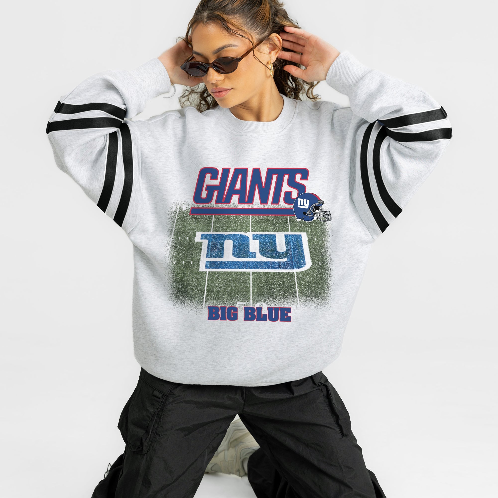 NEW YORK GIANTS OFF THE GRID STRIPE SLEEVE CREWNECK SWEATSHIRT