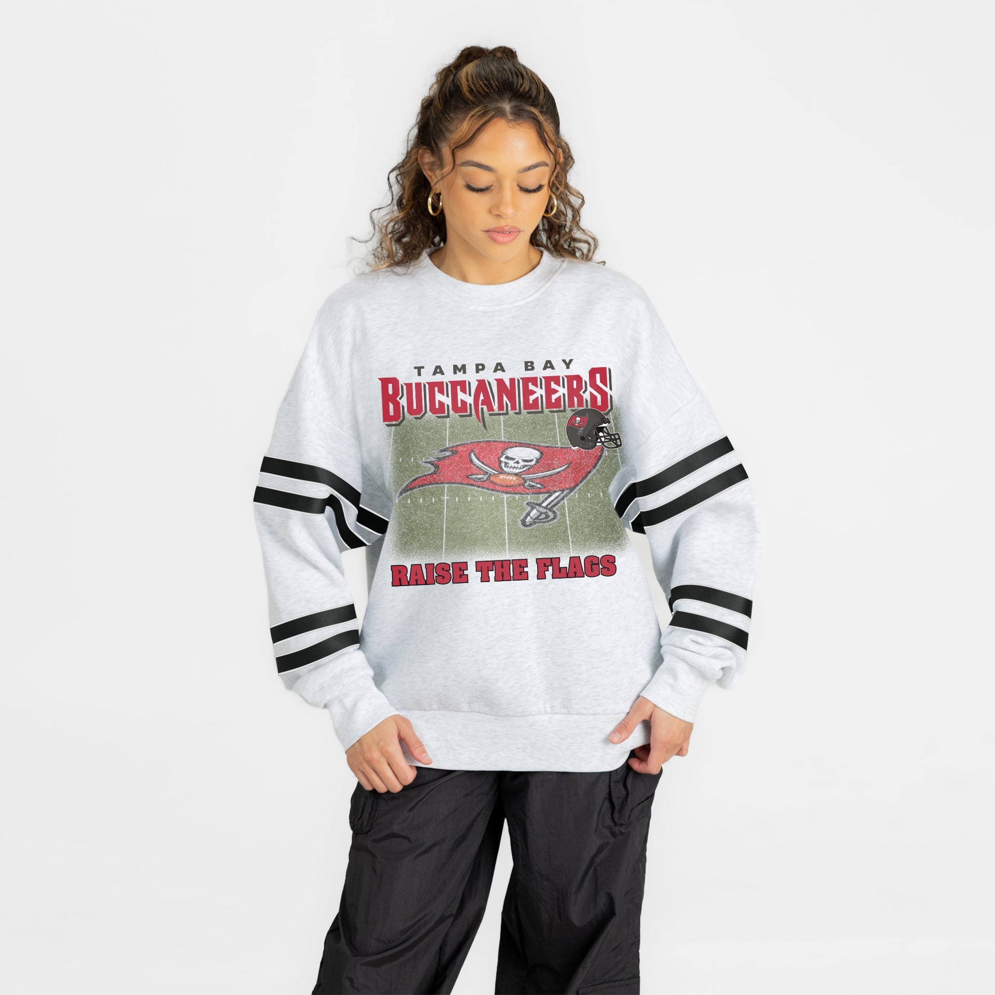 TAMPA BAY BUCCANEERS OFF THE GRID STRIPE SLEEVE CREWNECK SWEATSHIRT