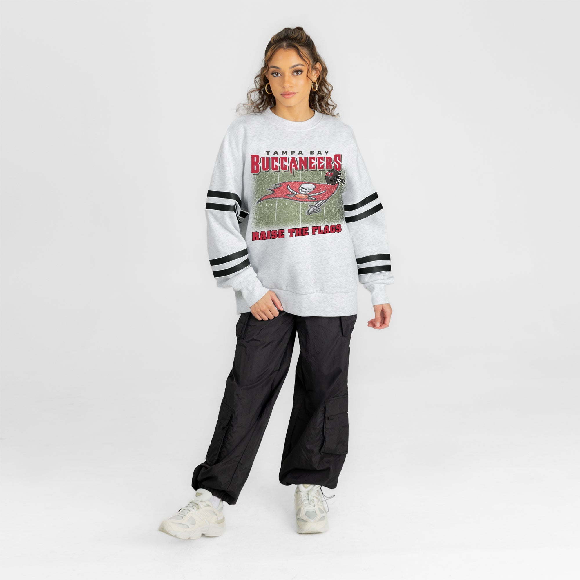 TAMPA BAY BUCCANEERS OFF THE GRID STRIPE SLEEVE CREWNECK SWEATSHIRT