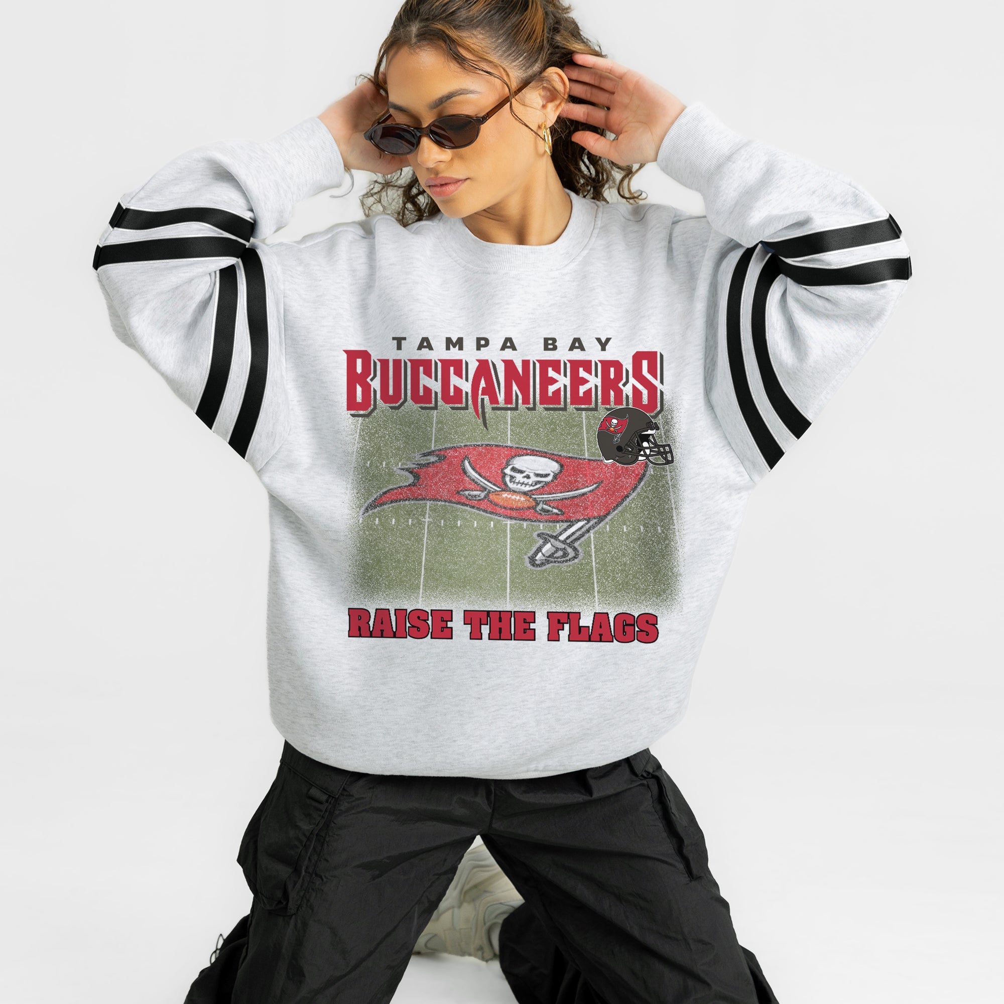 TAMPA BAY BUCCANEERS OFF THE GRID STRIPE SLEEVE CREWNECK SWEATSHIRT