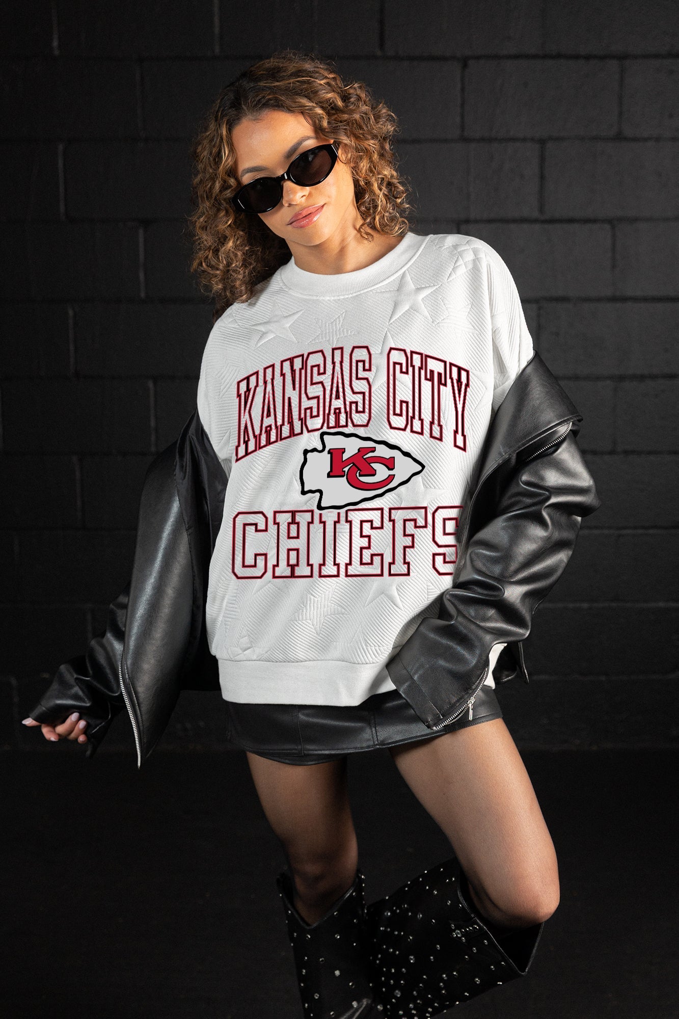 KANSAS CITY CHIEFS BIG PLAY ENERGY EMBOSSED STAR CREWNECK