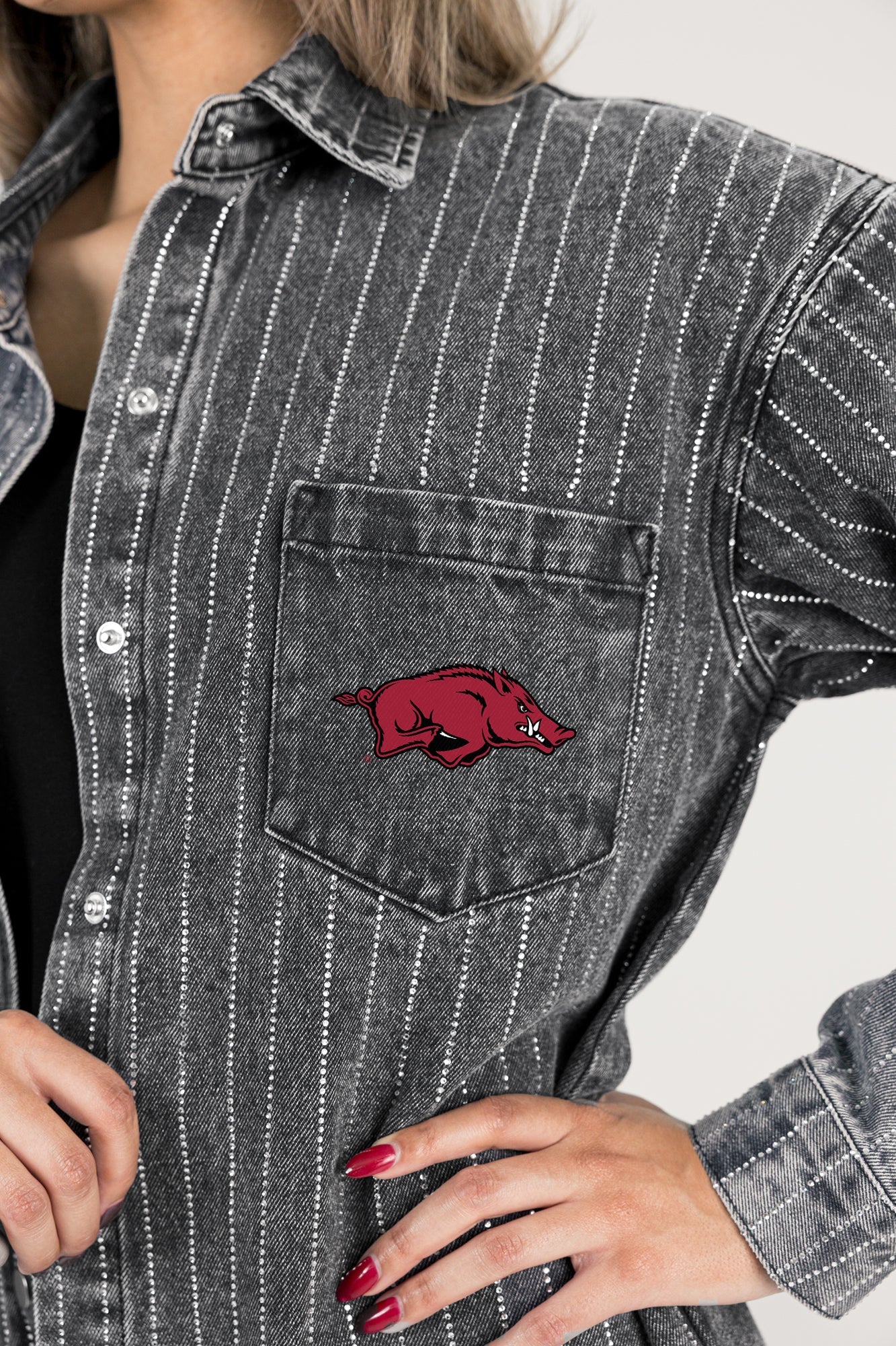 ARKANSAS RAZORBACKS STYLES THE LIMIT MICRO-RHINESTONE DENIM OVERSHIRT IN BLACK