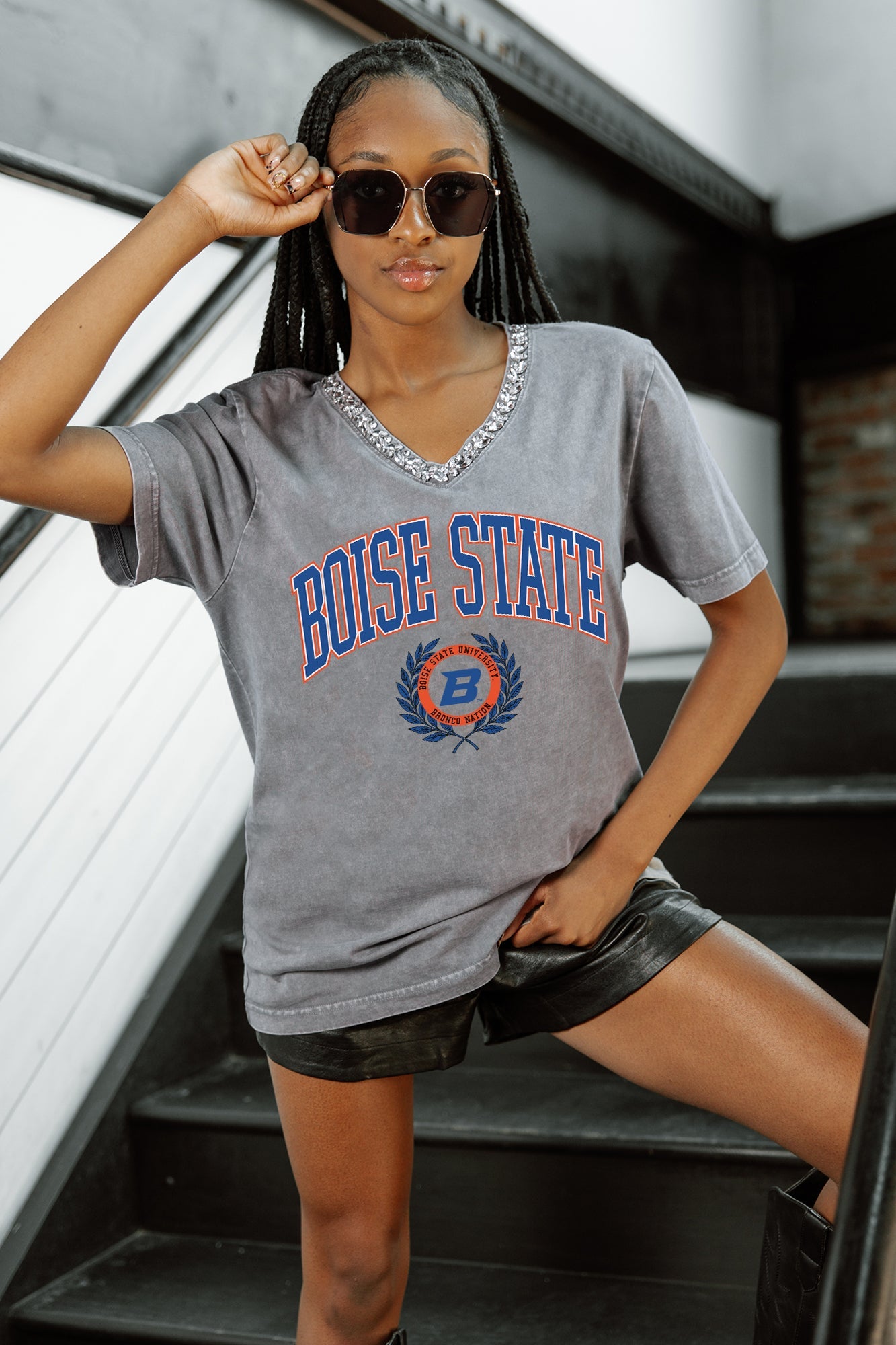 BOISE STATE BRONCOS ICONIC EDGE RHINESTONE TRIM V-NECK TEE