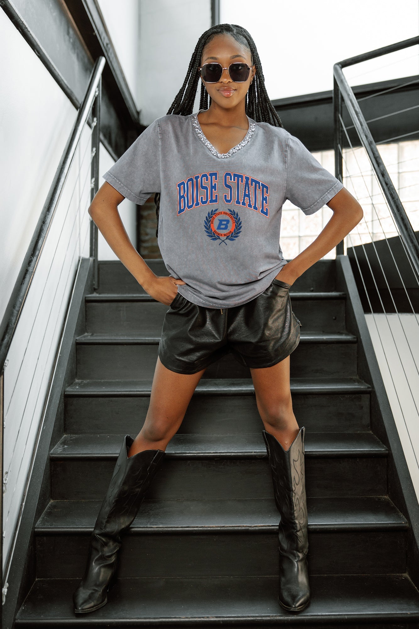 BOISE STATE BRONCOS ICONIC EDGE RHINESTONE TRIM V-NECK TEE