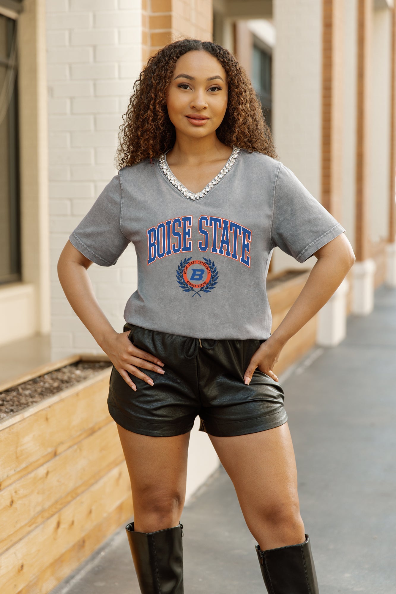 BOISE STATE BRONCOS ICONIC EDGE RHINESTONE TRIM V-NECK TEE