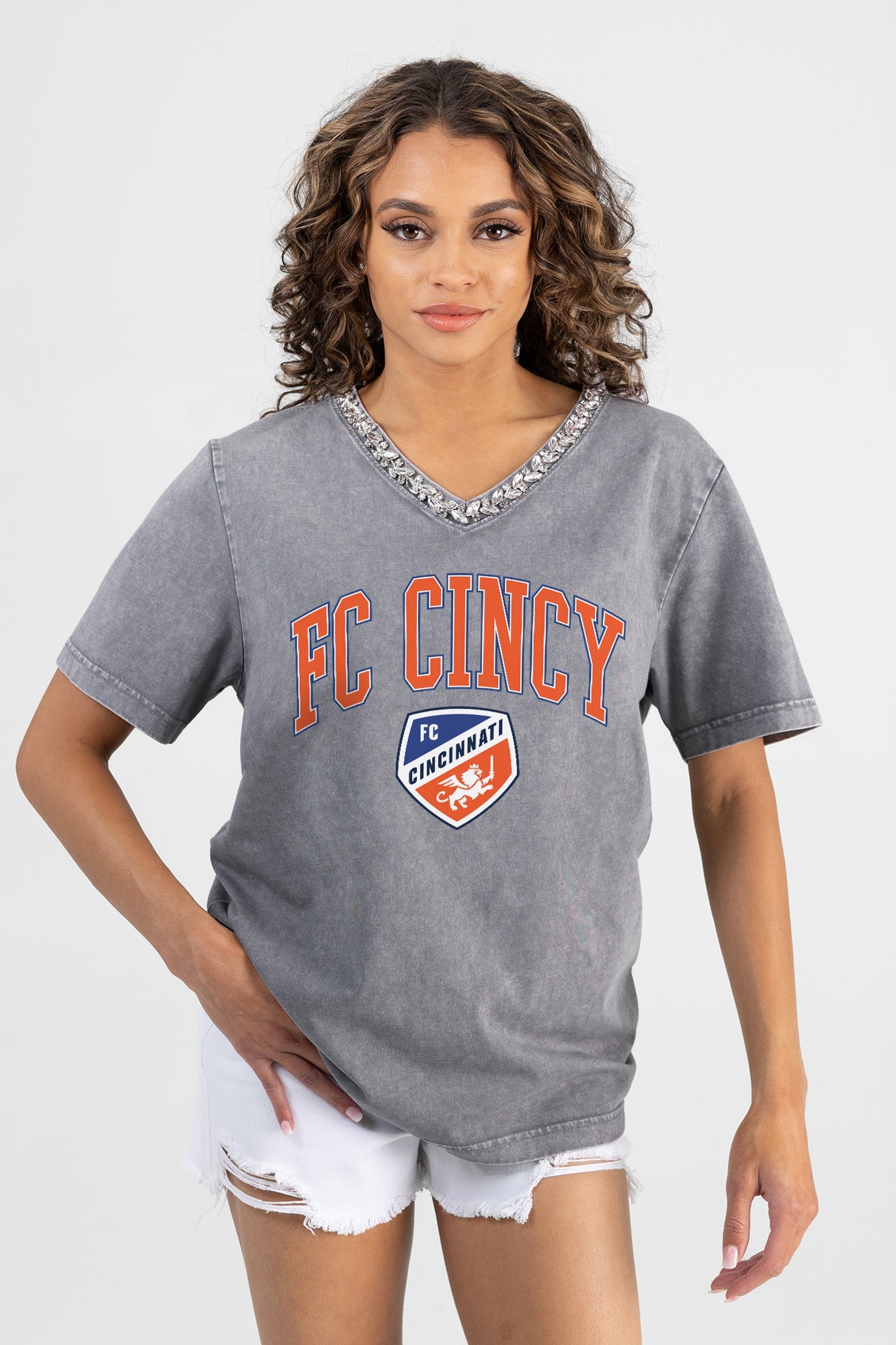 FC CINCINNATI ICONIC EDGE RHINESTONE TRIM V-NECK TEE