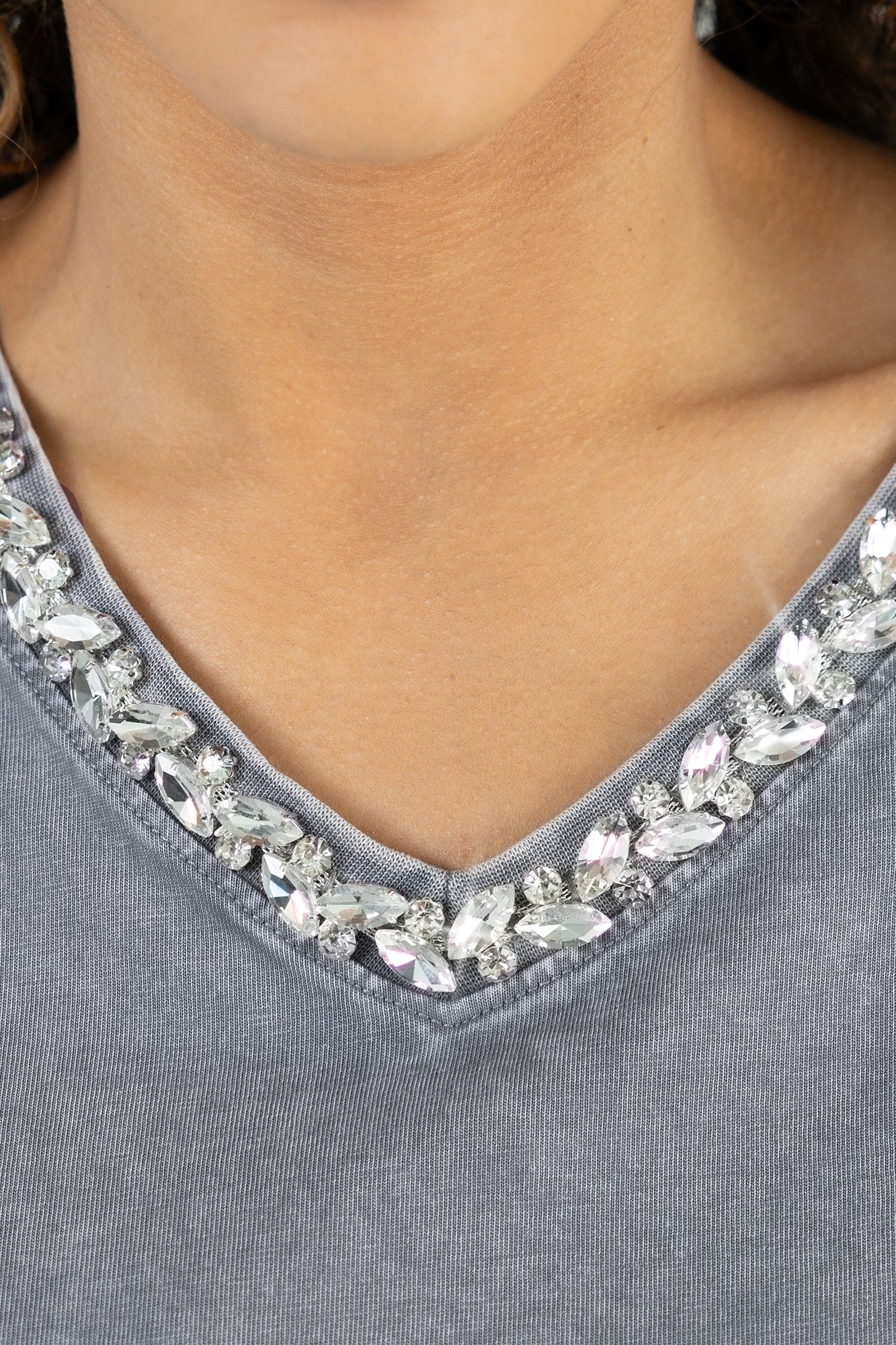 FC CINCINNATI ICONIC EDGE RHINESTONE TRIM V-NECK TEE