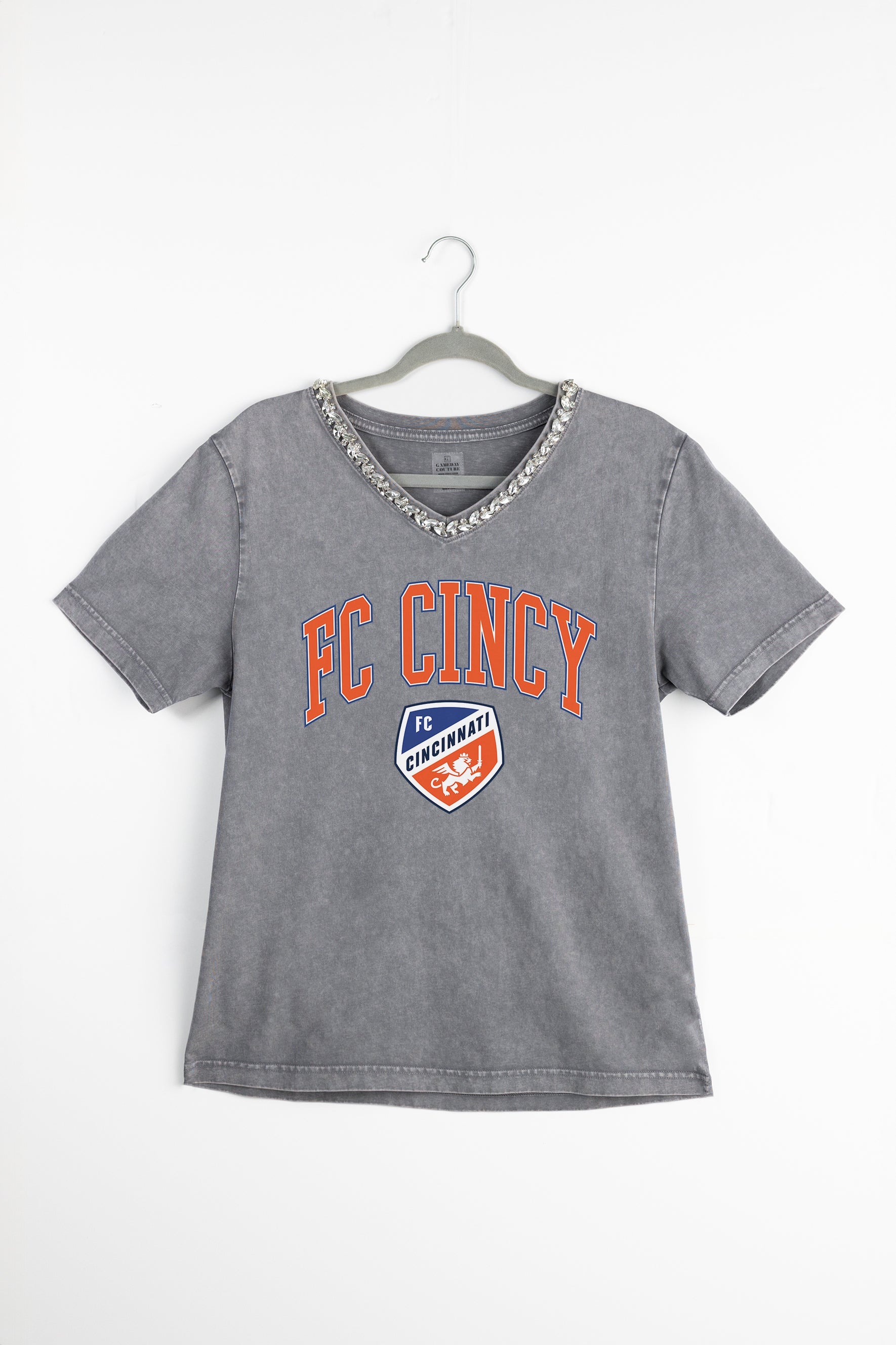 FC CINCINNATI ICONIC EDGE RHINESTONE TRIM V-NECK TEE