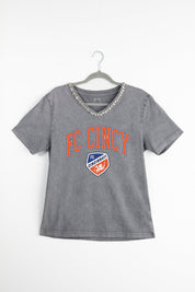 FC CINCINNATI ICONIC EDGE RHINESTONE TRIM V-NECK TEE