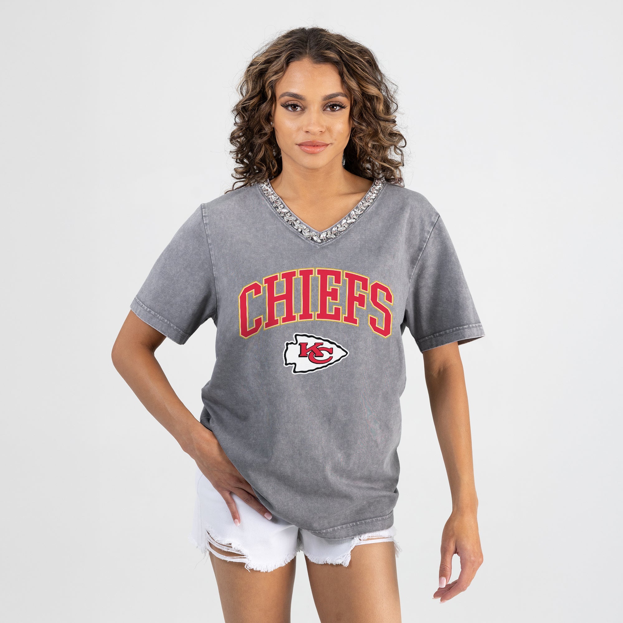 KANSAS CITY CHIEFS ICONIC EDGE RHINESTONE TRIM V-NECK TEE