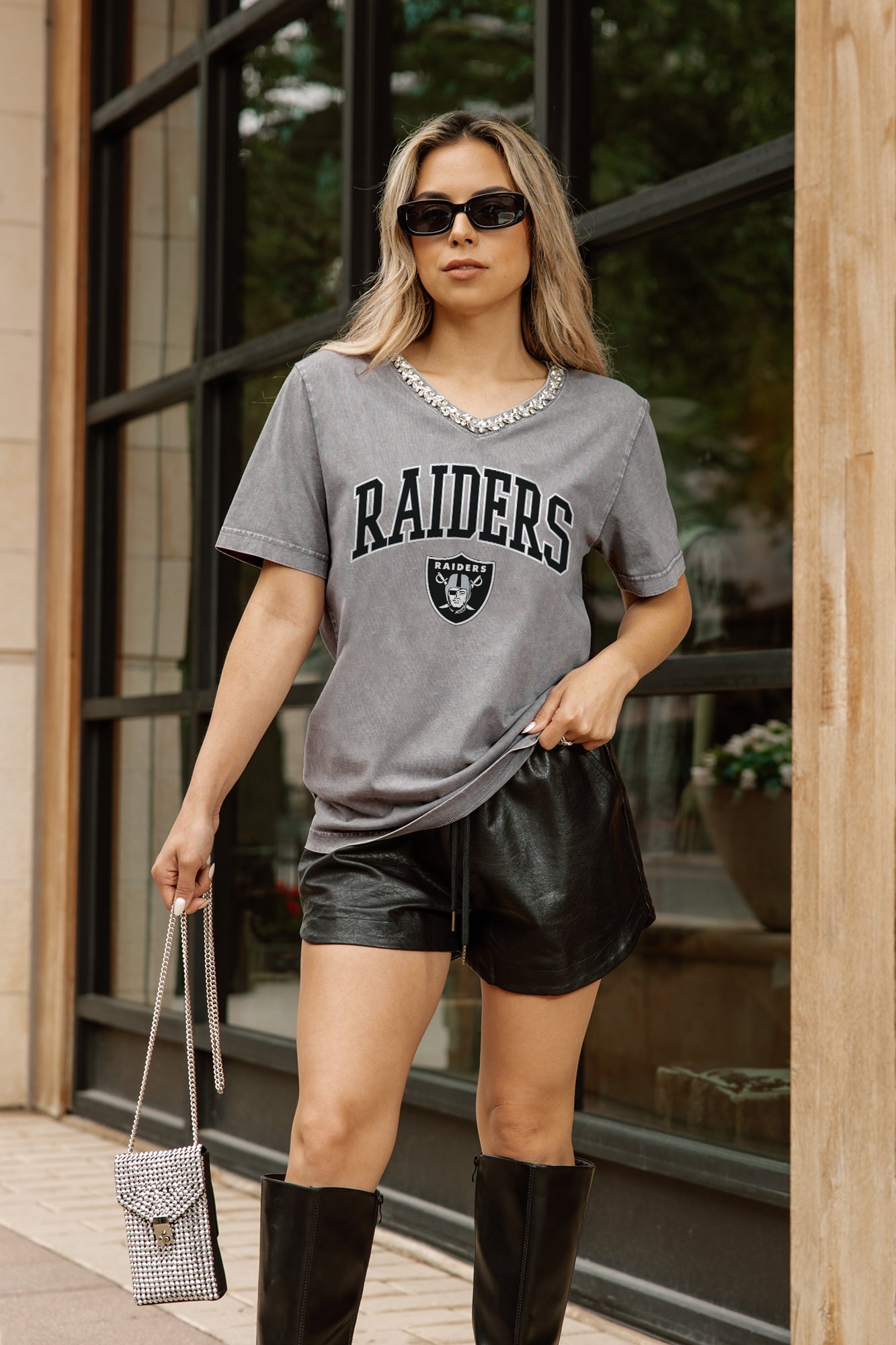 LAS VEGAS RAIDERS ICONIC EDGE RHINESTONE TRIM V-NECK TEE