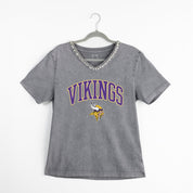 MINNESOTA VIKINGS ICONIC EDGE RHINESTONE TRIM V-NECK TEE