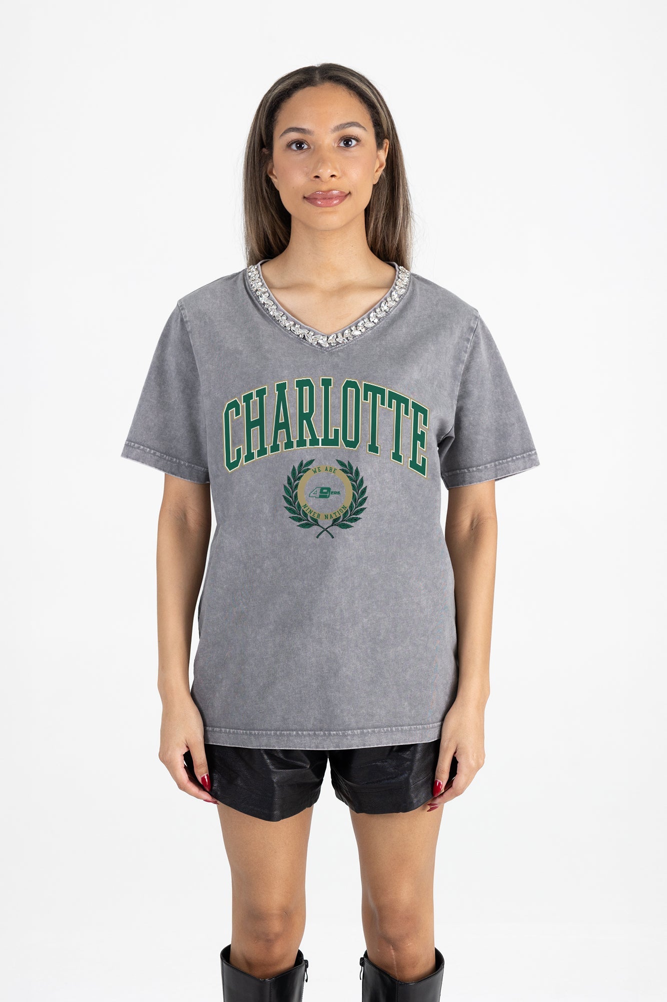 CHARLOTTE 49ERS ICONIC EDGE RHINESTONE TRIM V-NECK TEE
