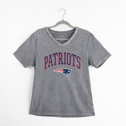 NEW ENGLAND PATRIOTS ICONIC EDGE RHINESTONE TRIM V-NECK TEE