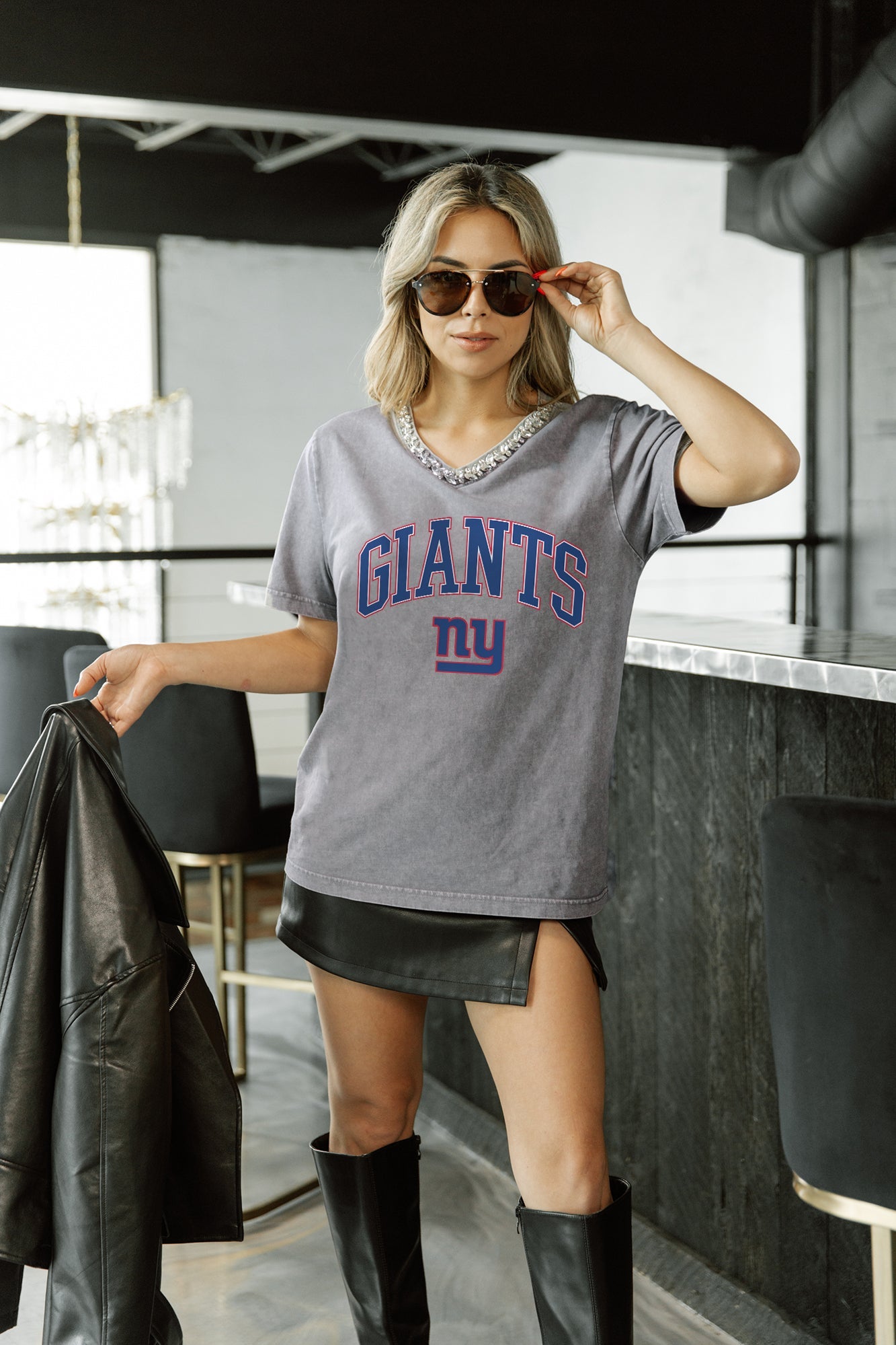 NEW YORK GIANTS ICONIC EDGE RHINESTONE TRIM V-NECK TEE