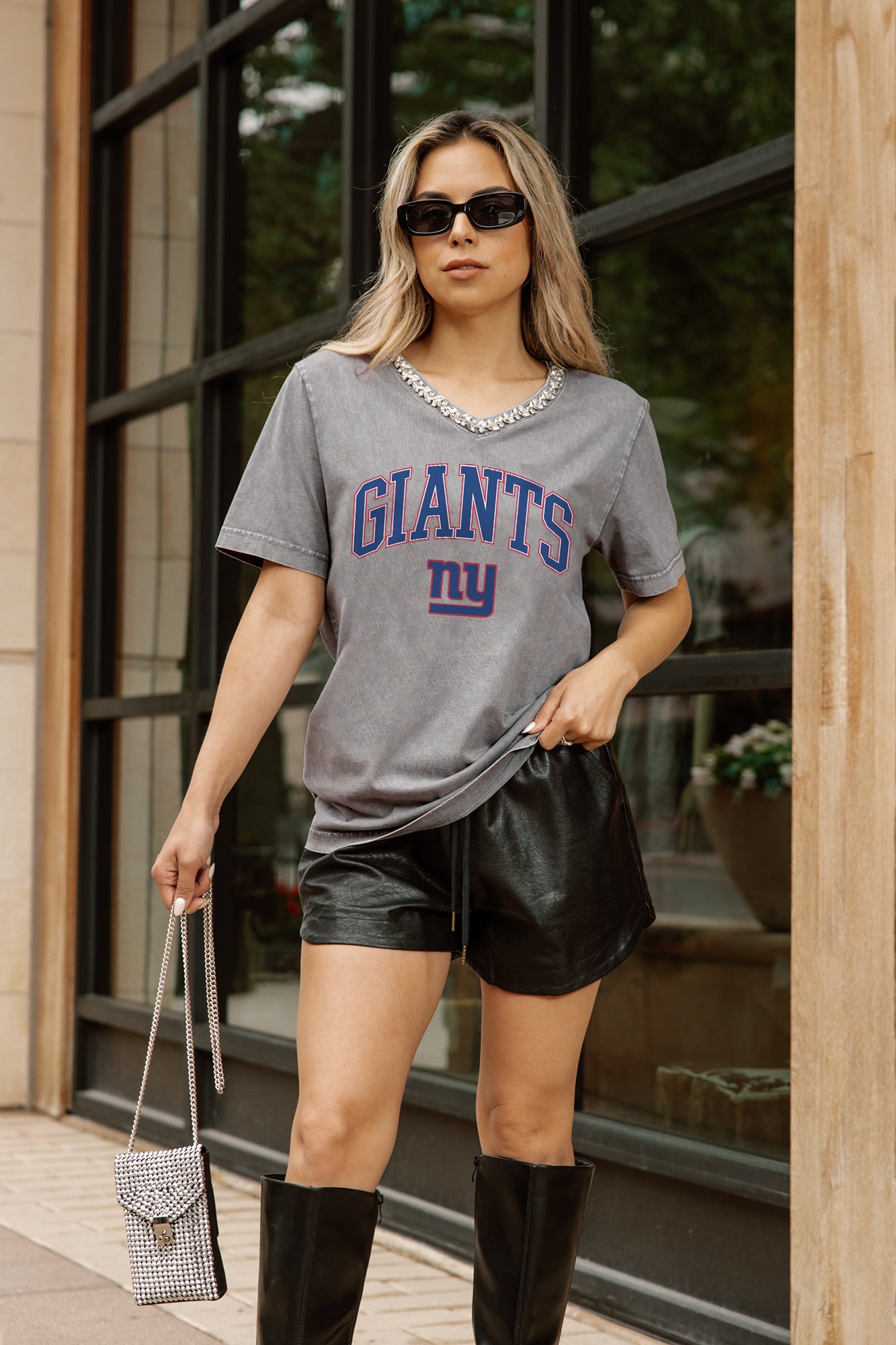 NEW YORK GIANTS ICONIC EDGE RHINESTONE TRIM V-NECK TEE