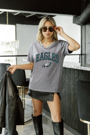 PHILADELPHIA EAGLES ICONIC EDGE RHINESTONE TRIM V-NECK TEE
