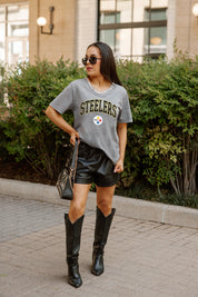 PITTSBURGH STEELERS ICONIC EDGE RHINESTONE TRIM V-NECK TEE