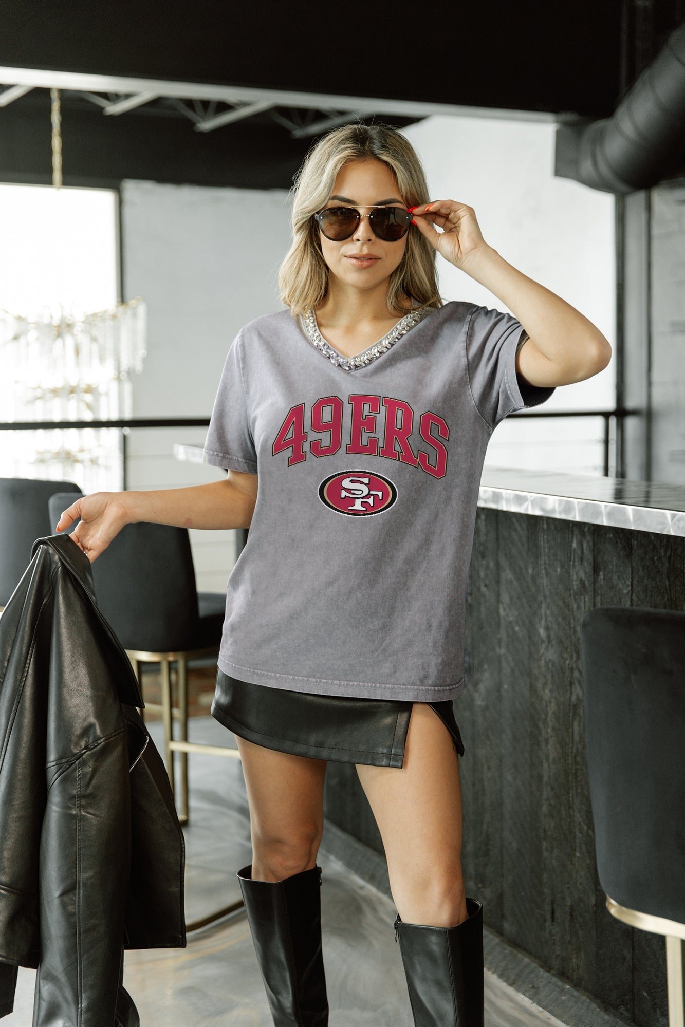 SAN FRANCISCO 49ERS ICONIC EDGE RHINESTONE TRIM V-NECK TEE