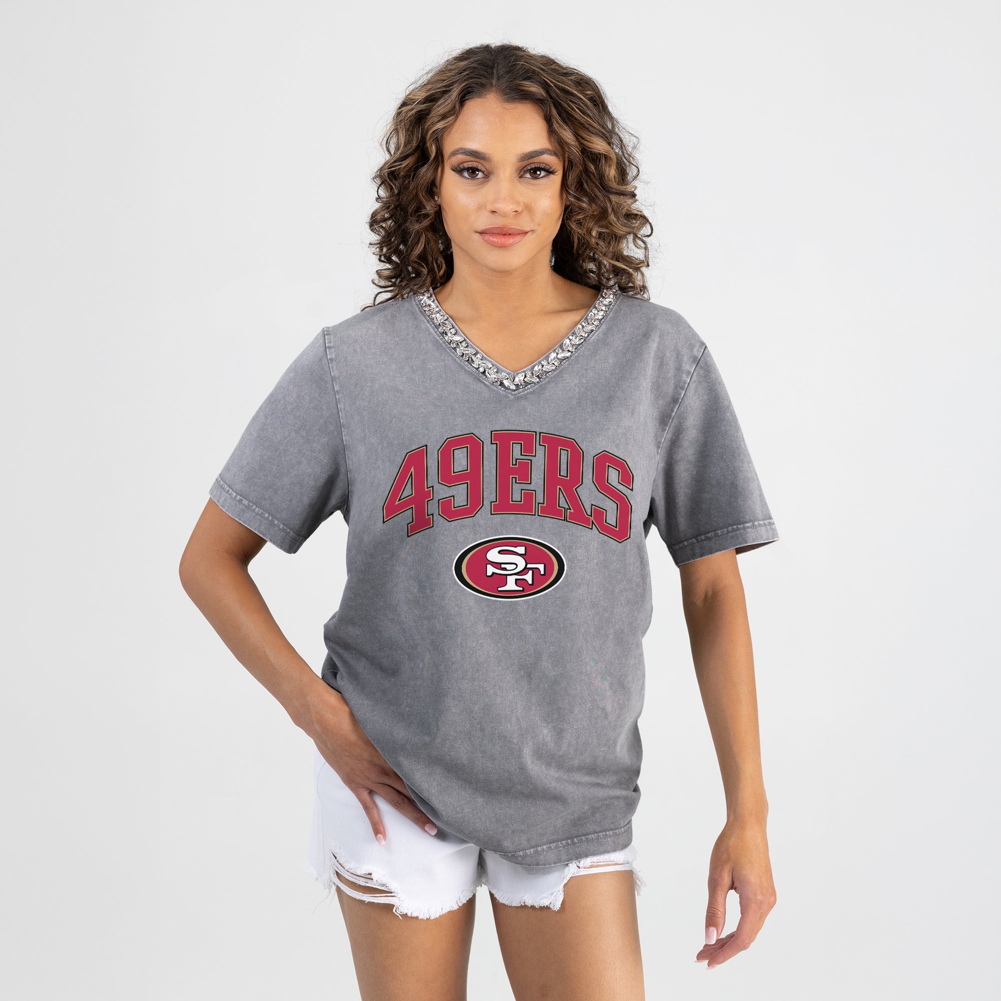 SAN FRANCISCO 49ERS ICONIC EDGE RHINESTONE TRIM V-NECK TEE