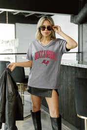 TAMPA BAY BUCCANEERS ICONIC EDGE RHINESTONE TRIM V-NECK TEE