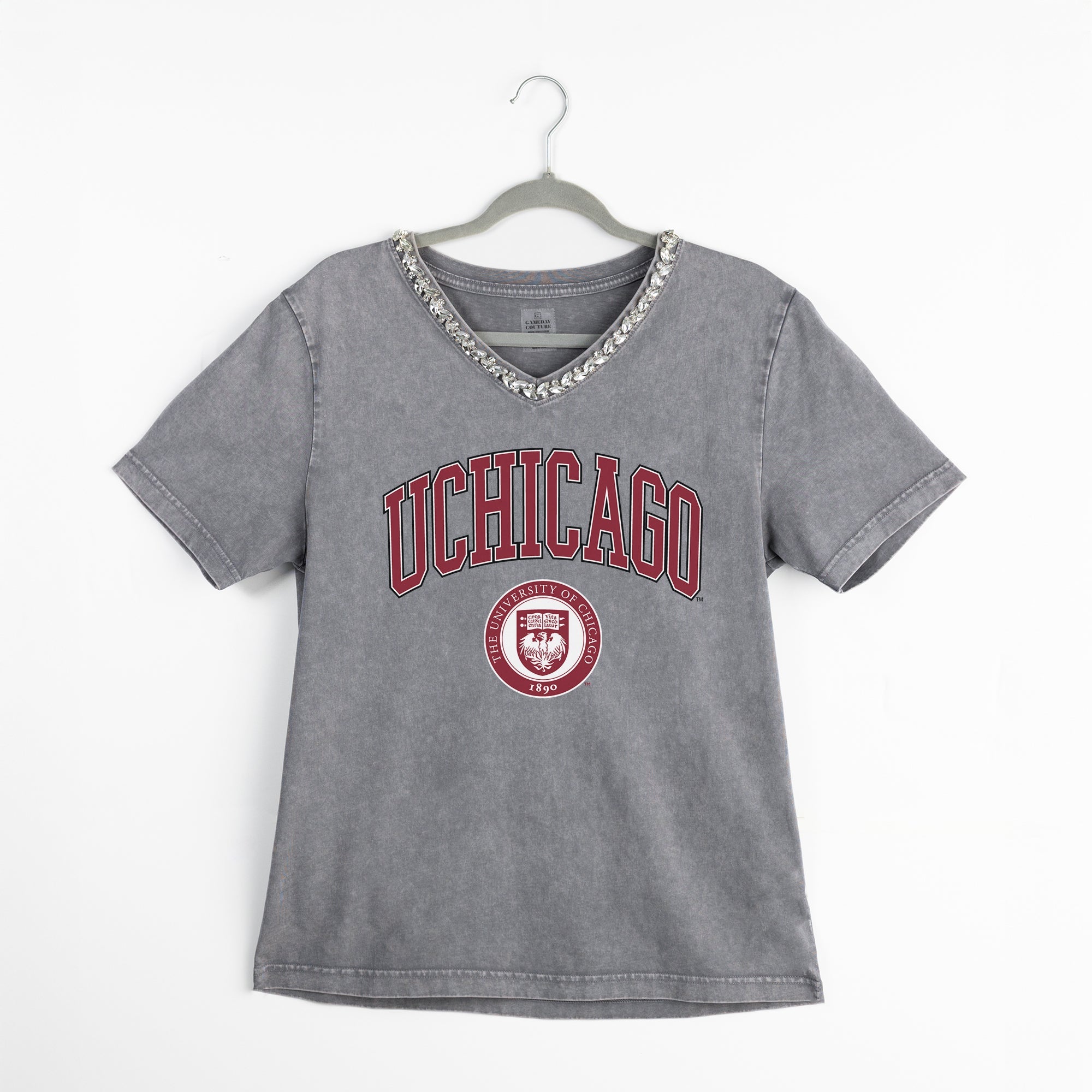 U CHICAGO MAROONS ICONIC EDGE RHINESTONE TRIM V-NECK TEE