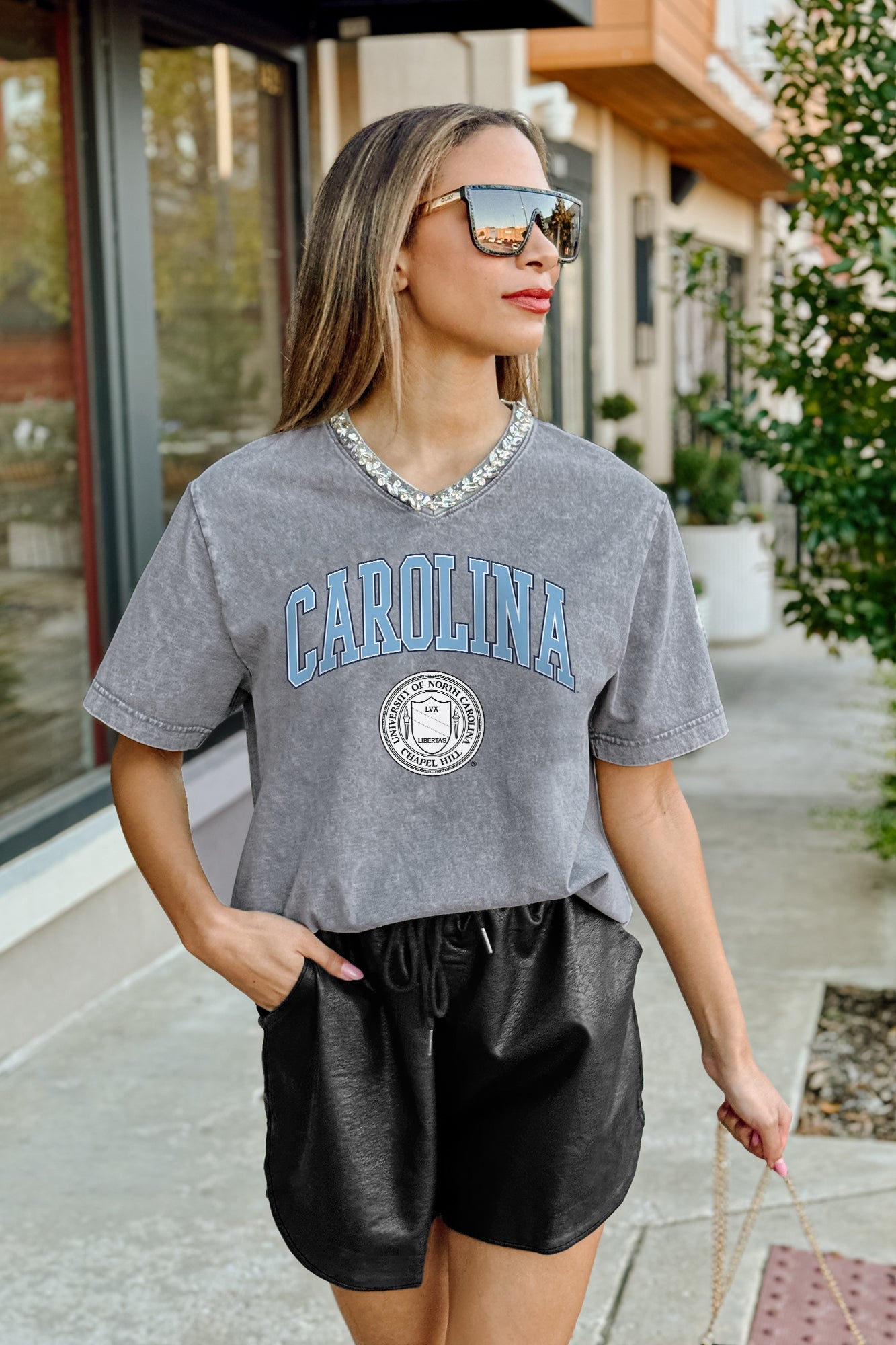 NORTH CAROLINA TAR HEELS ICONIC EDGE RHINESTONE TRIM V-NECK TEE